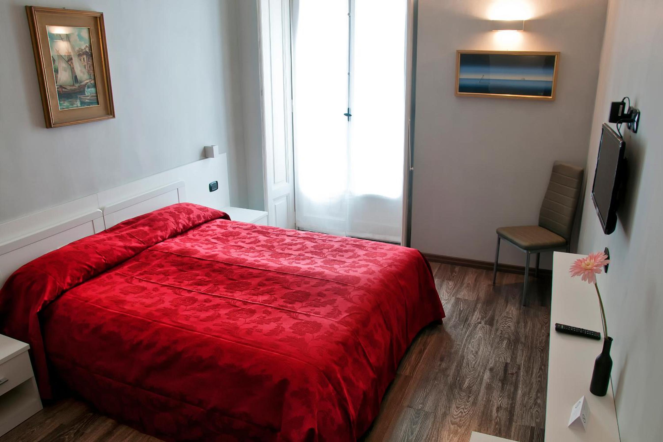Budget Double Room with Private Bathroom - Photo 2