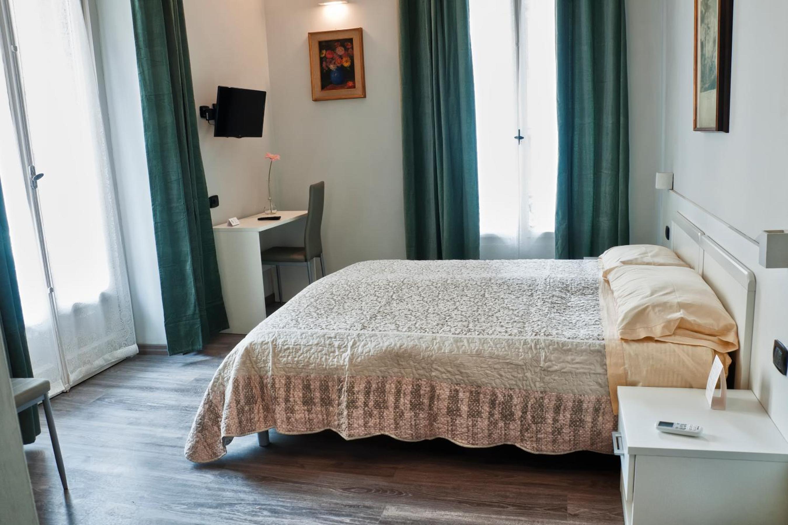 Budget Double Room with Private Bathroom - Photo 8