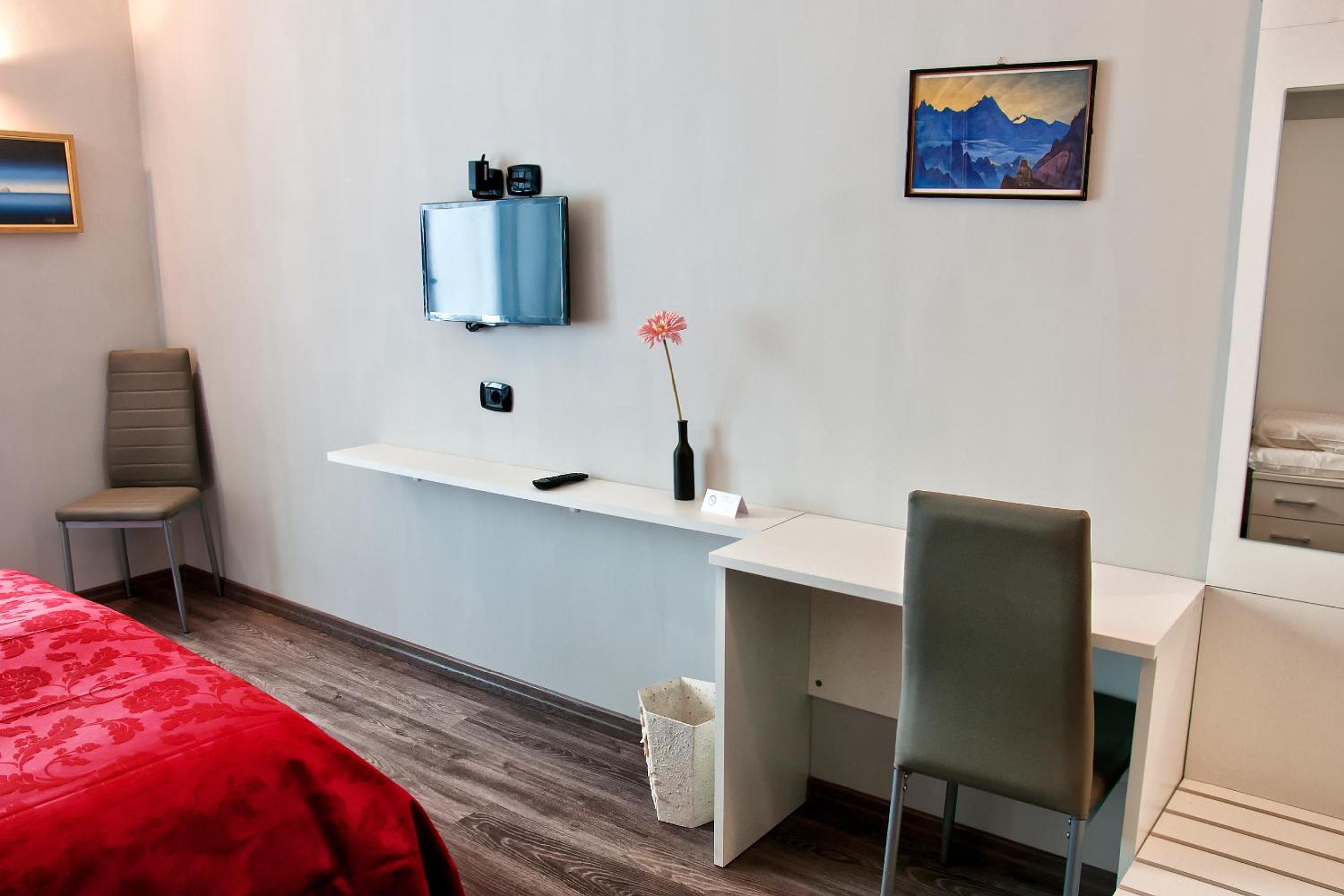 Budget Double Room with Private Bathroom - Photo 7