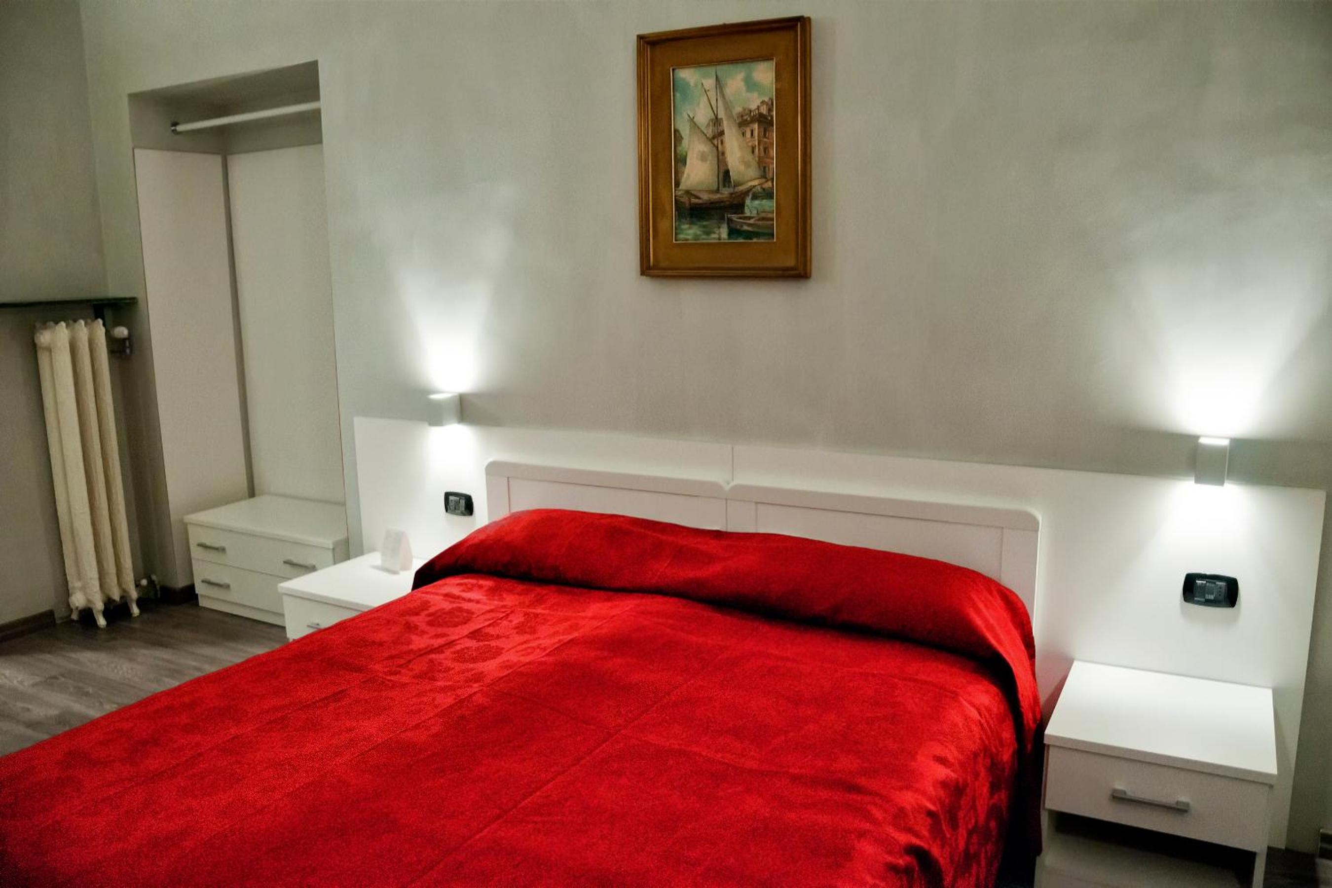 Budget Double Room with Private Bathroom - Photo 6