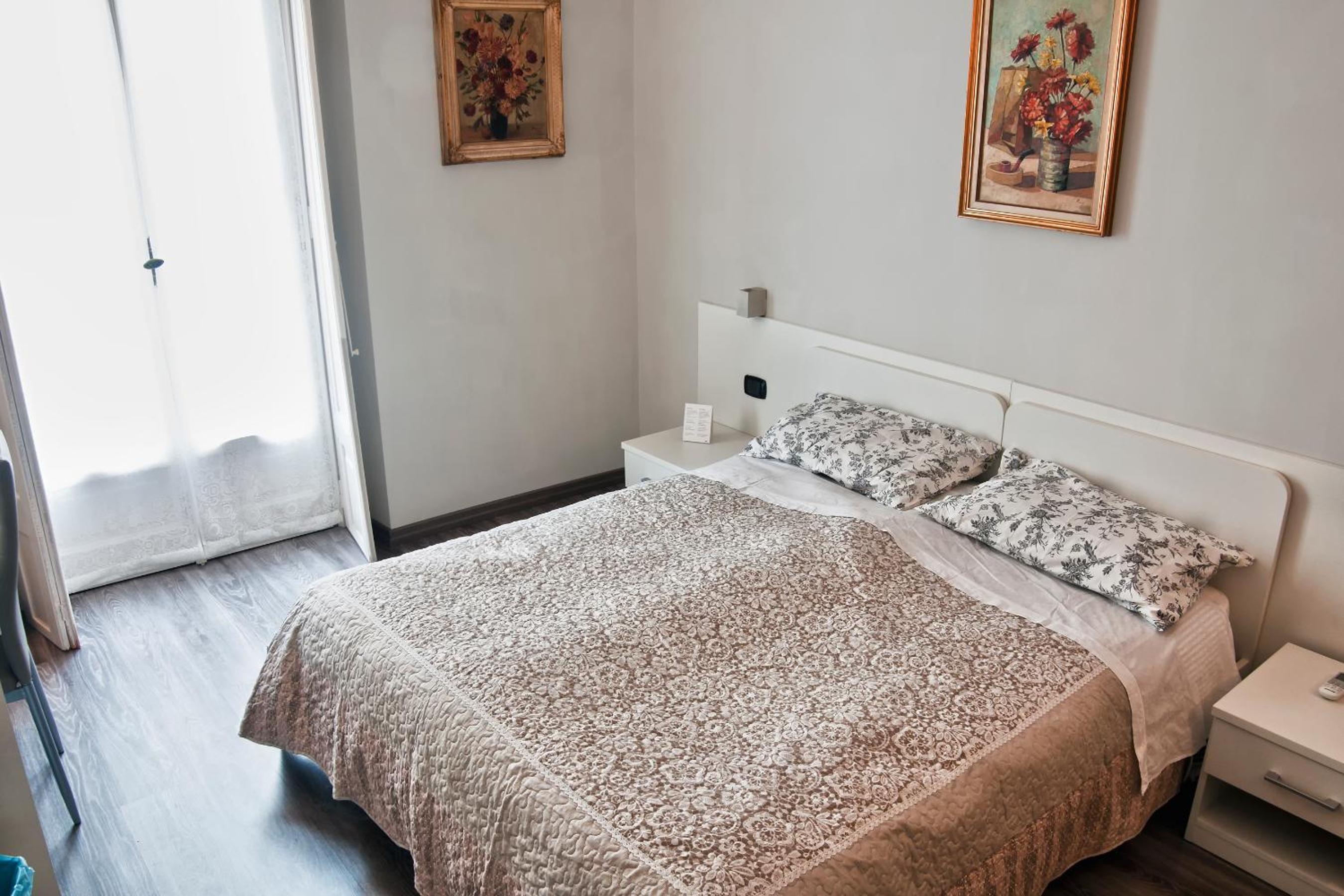 Budget Double Room with Private Bathroom - Photo 5