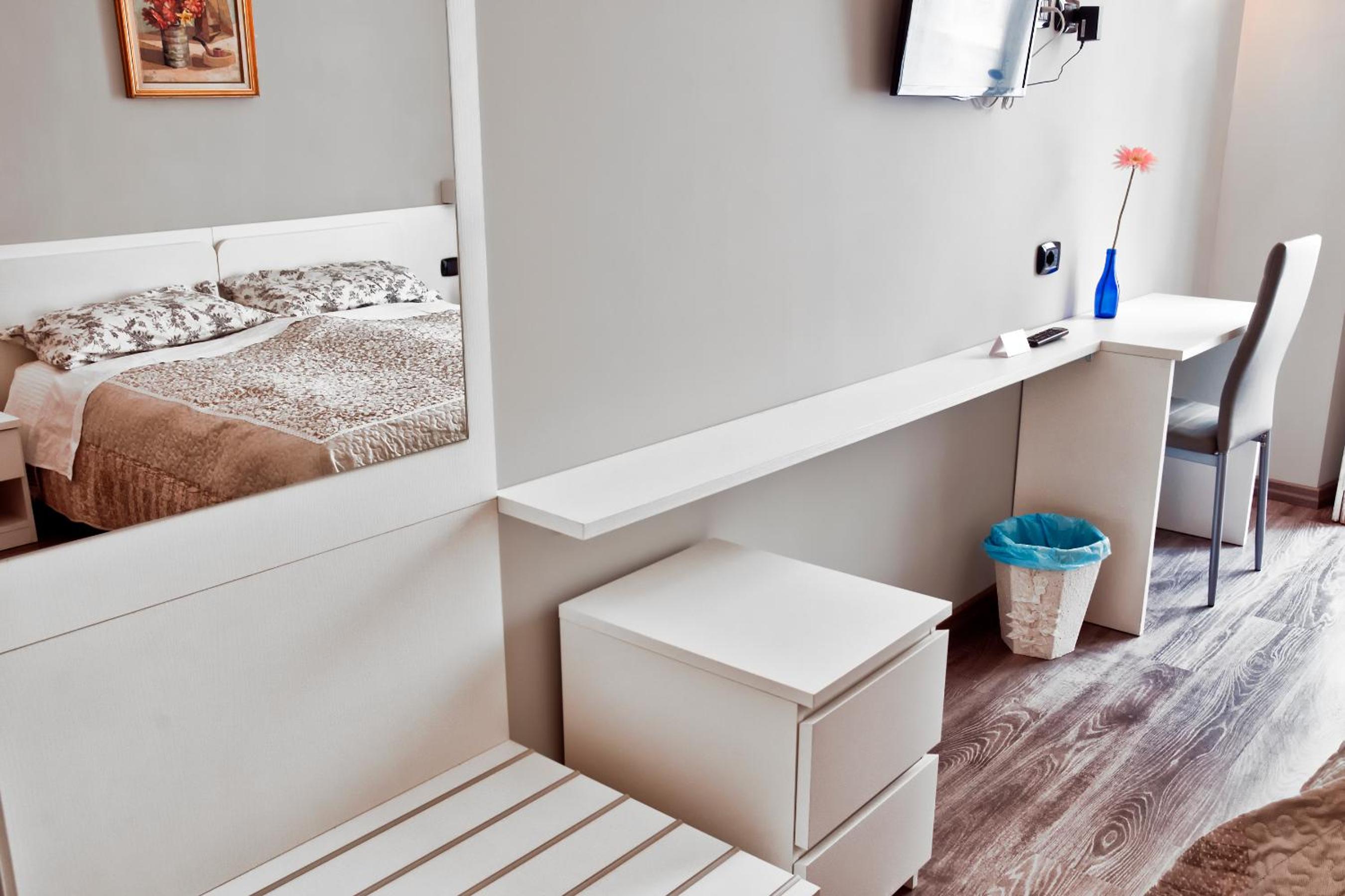 Budget Double Room with Private Bathroom - Photo 3