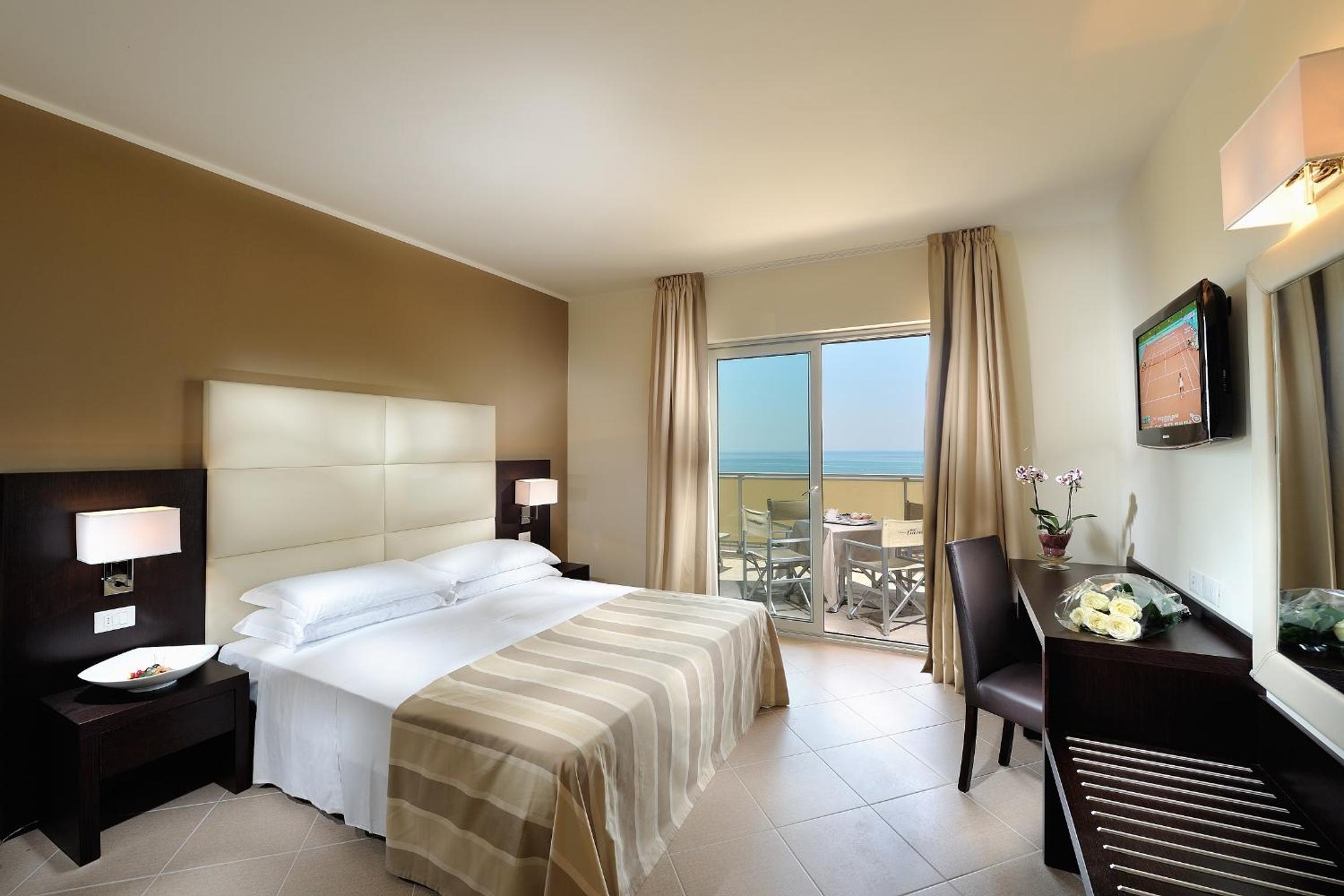 Panoramic Double Room with Side Sea View - Photo 2