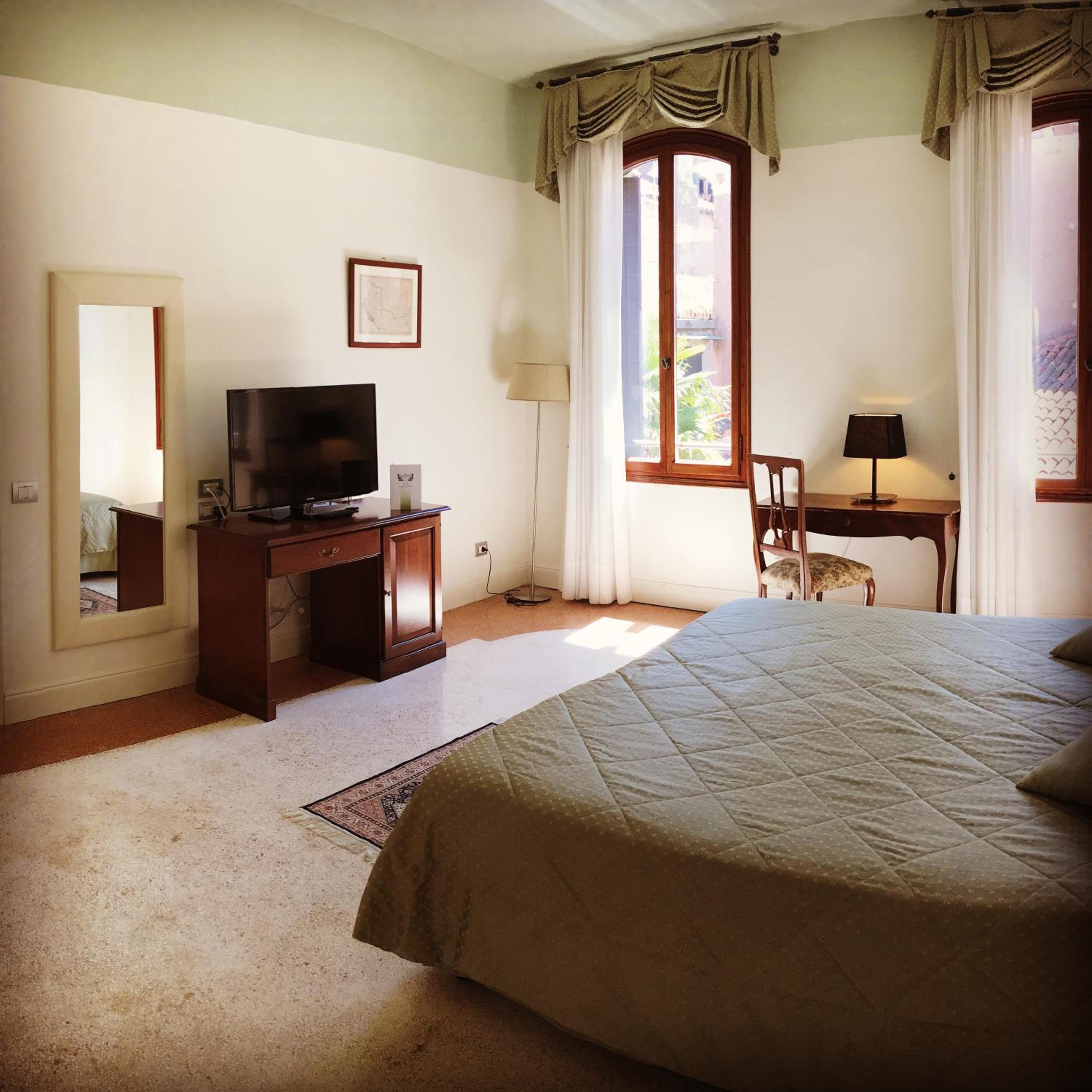 Superior Double or Twin Room thumbnail 5