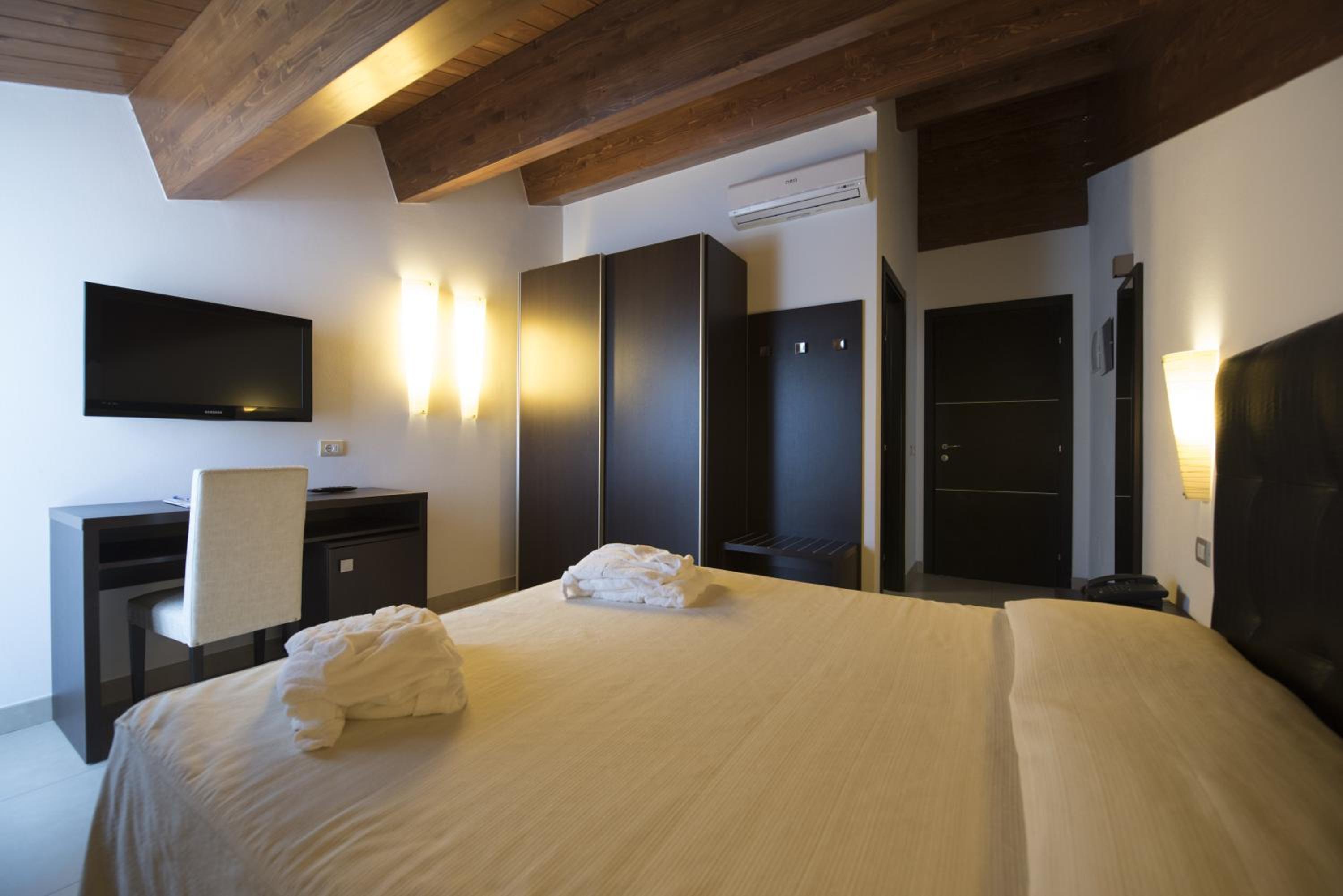 Deluxe Room - Photo 3