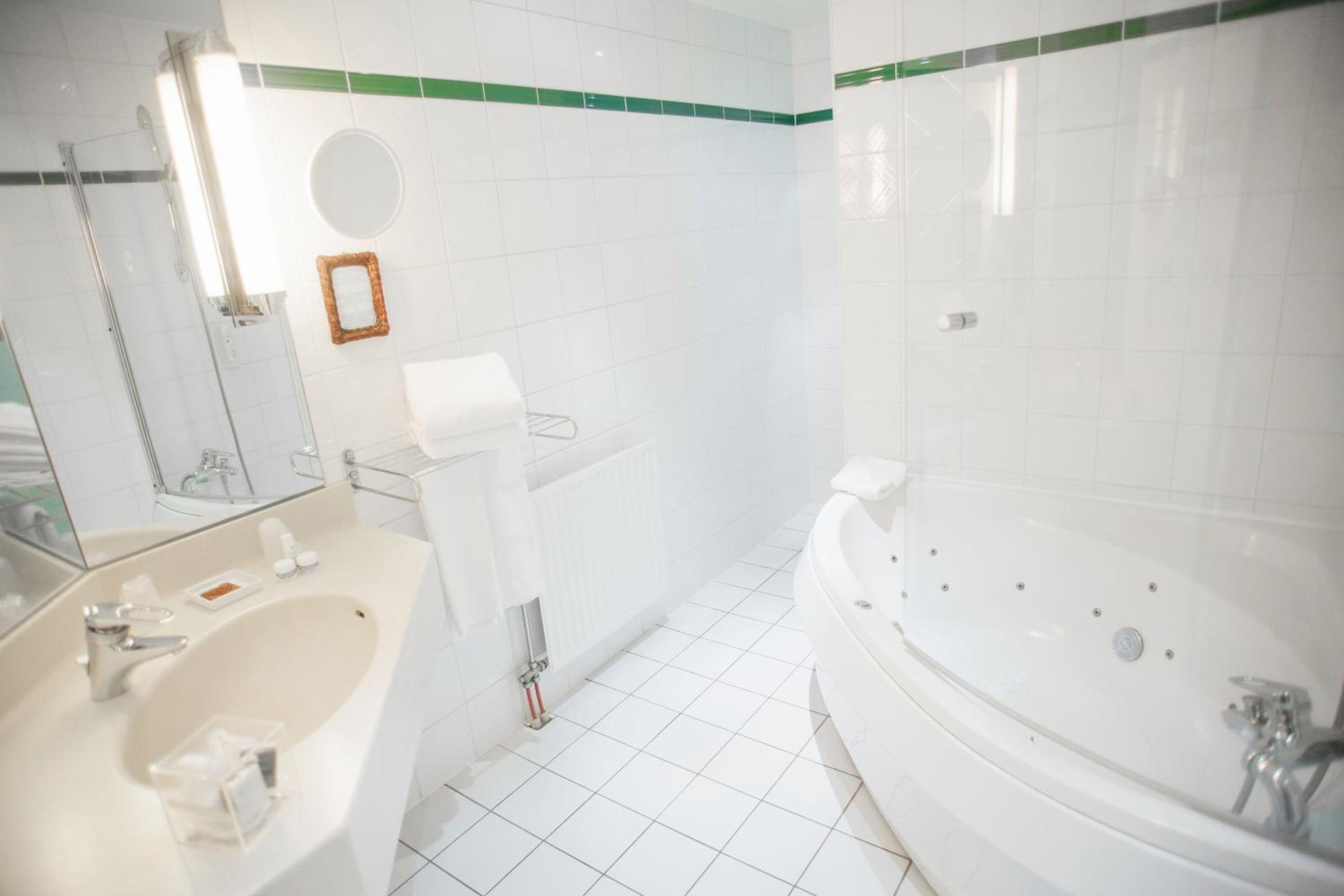 Charm Room with Shower or Balneo Bath - Photo 11