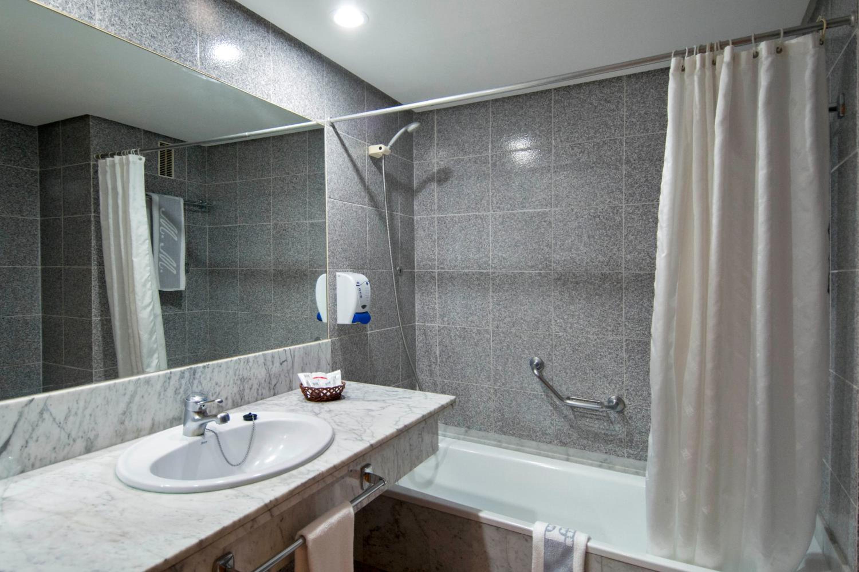 Standard Single Room - Photo 2