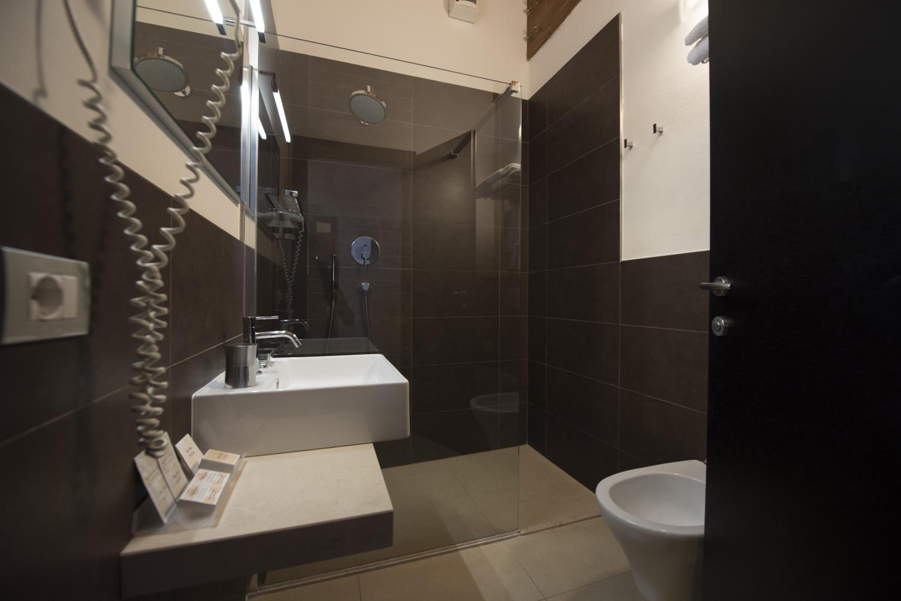 Deluxe Room - Photo 5
