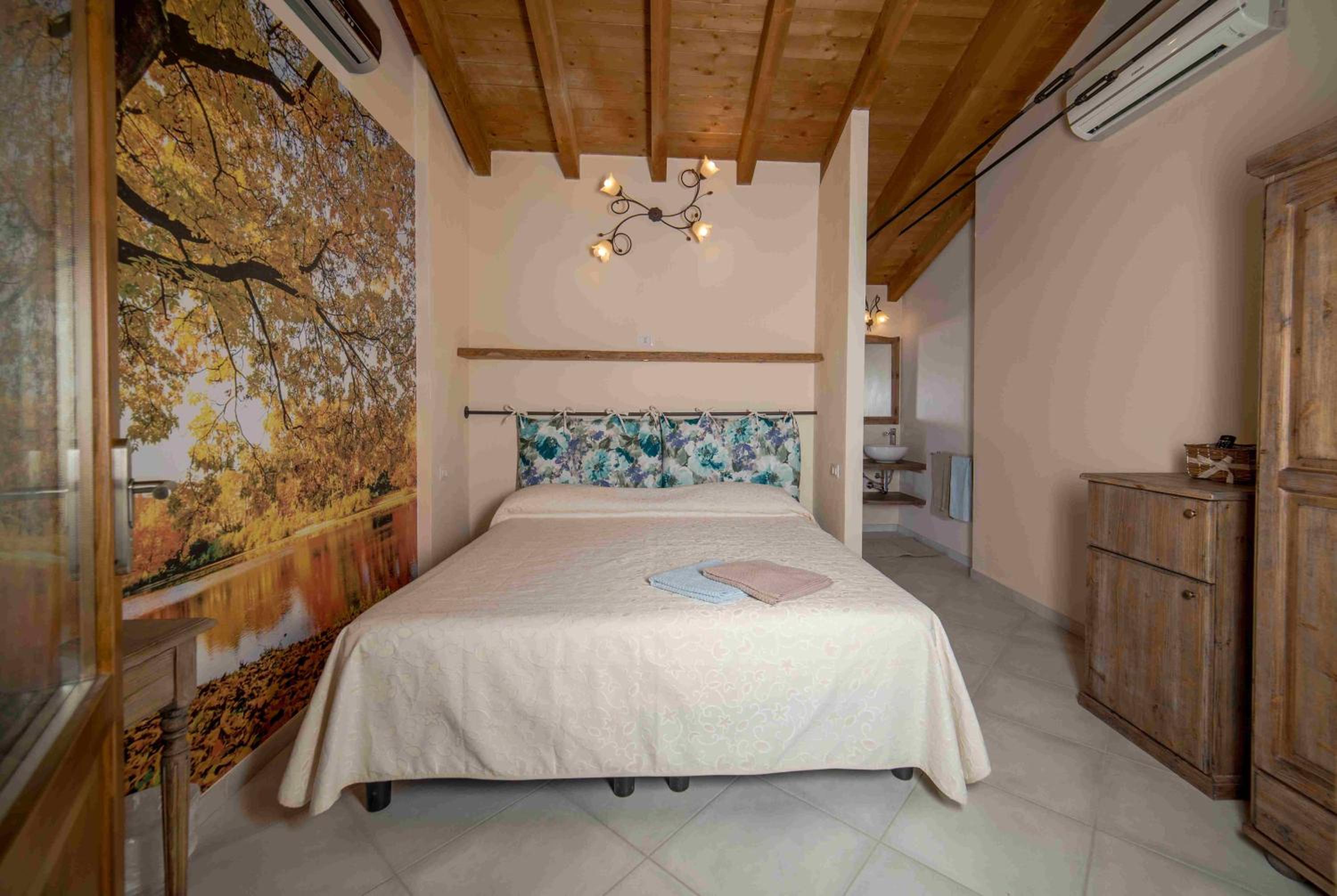 Double or Twin Room with Private Bathroom - Photo 2
