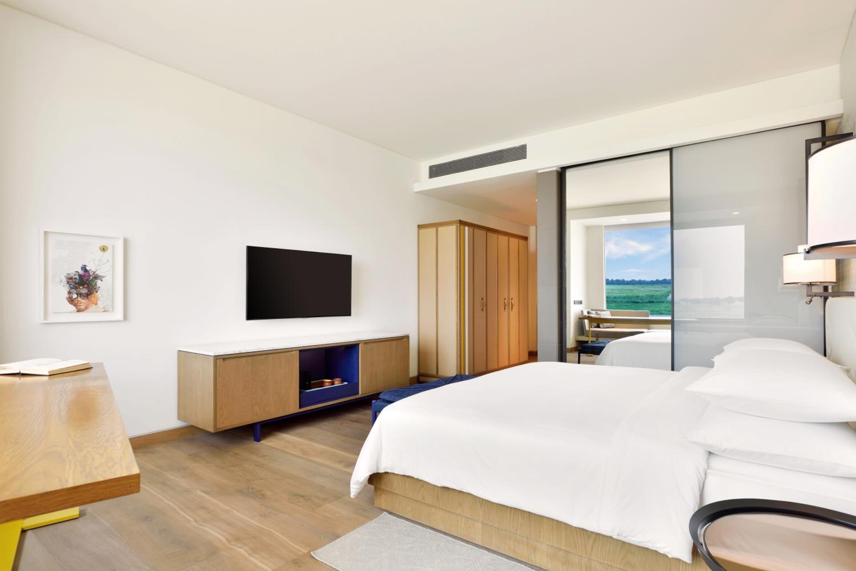 King Room with Runway View - Photo 5