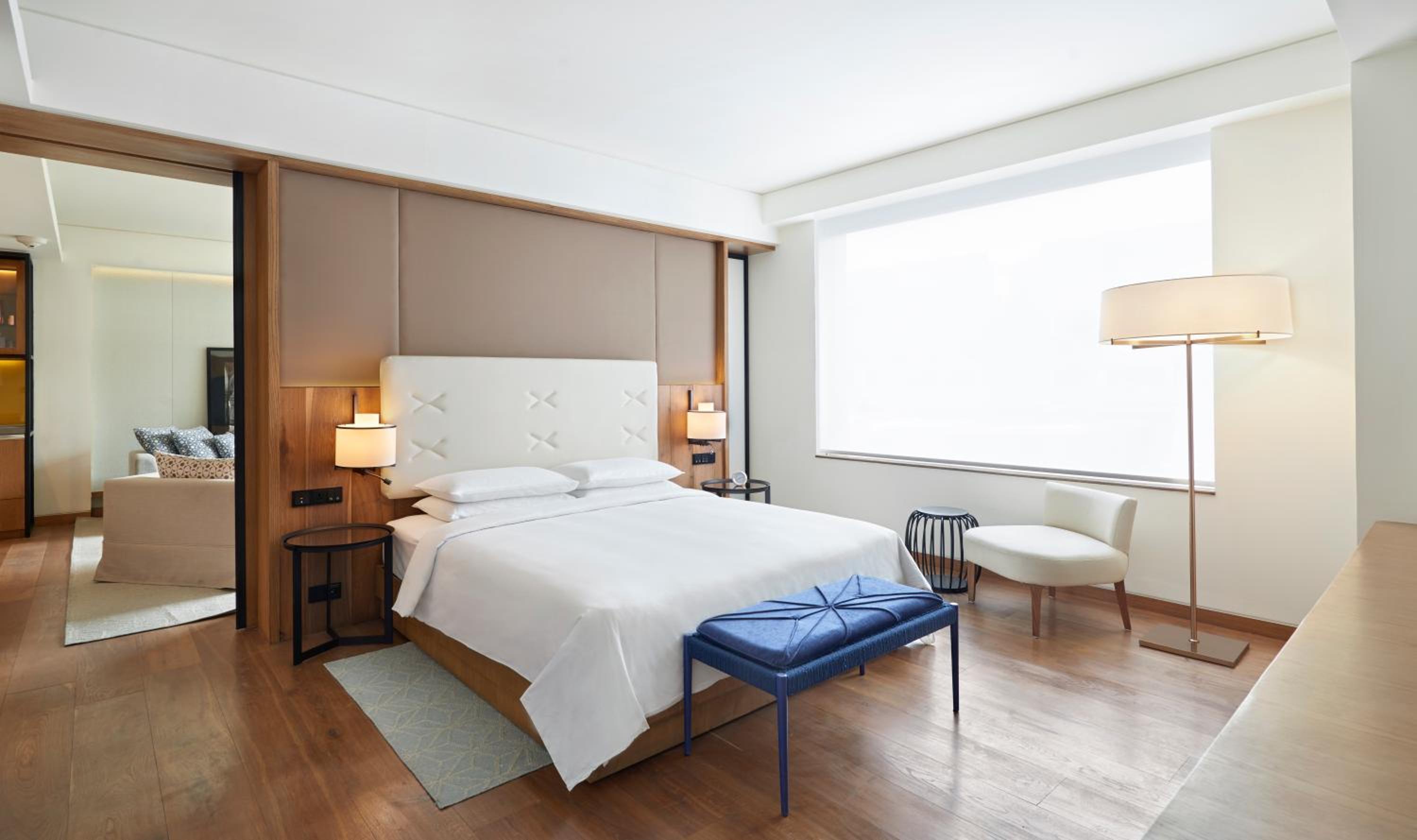Large Suite with View - Photo 3