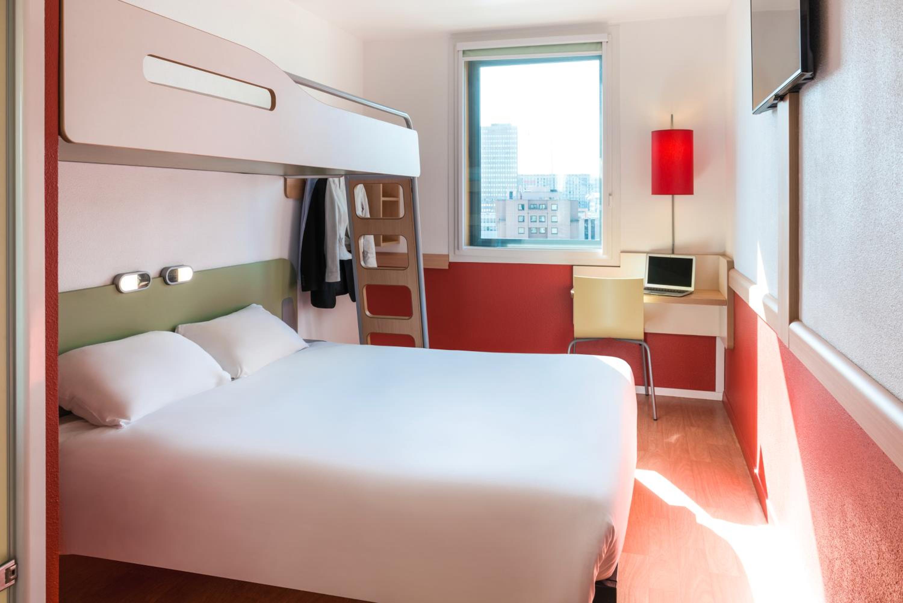 Triple Room with One Double Bed and One Bunk Bed photo 1