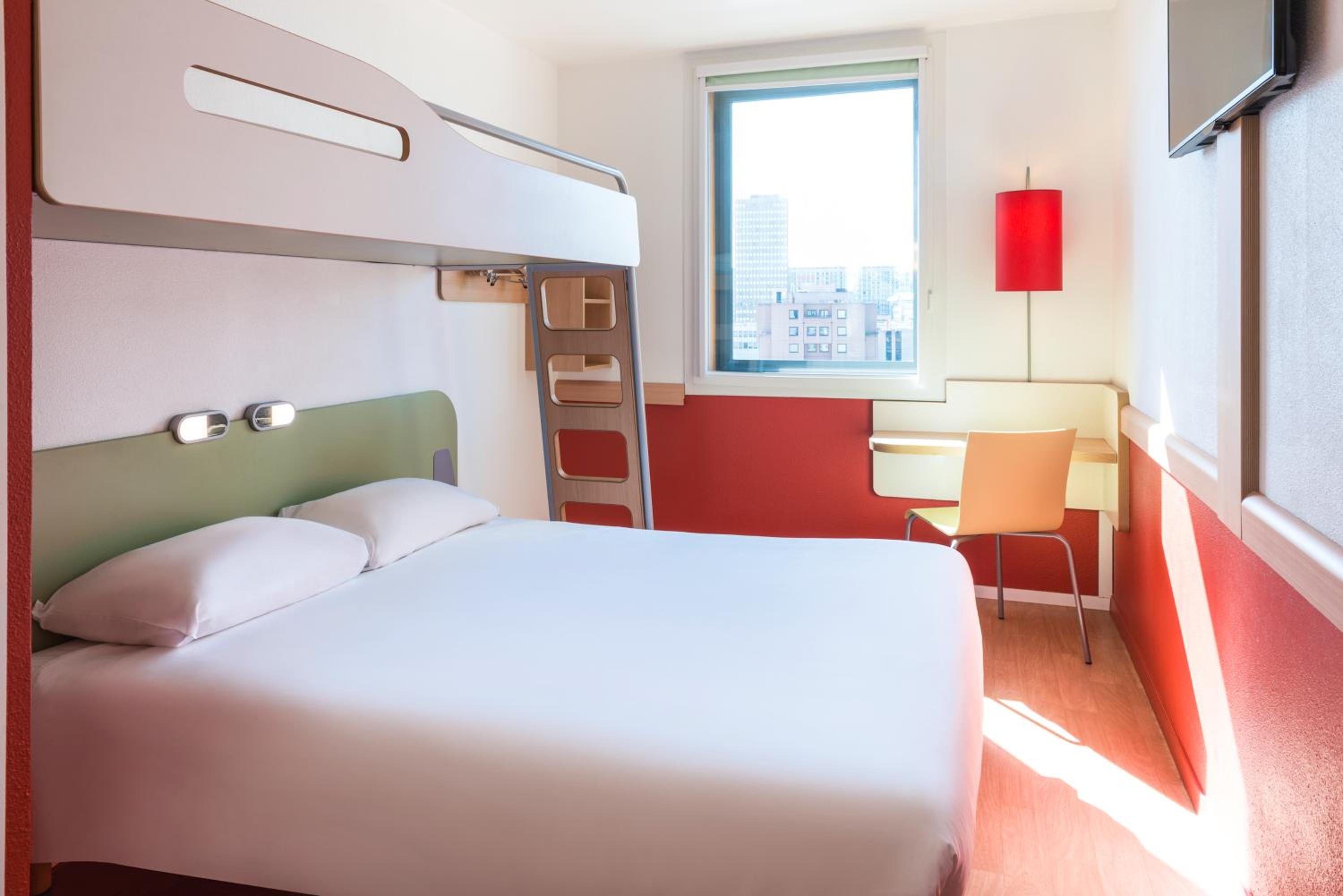 Triple Room with One Double Bed and One Bunk Bed photo 2