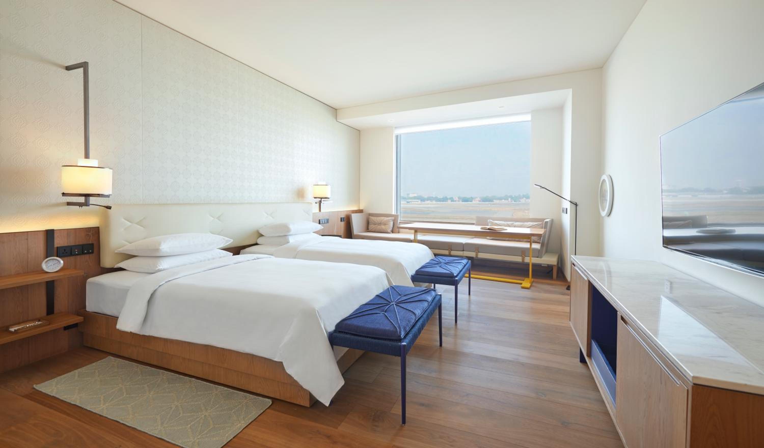 Deluxe Twin Room with Runway View - Photo 7