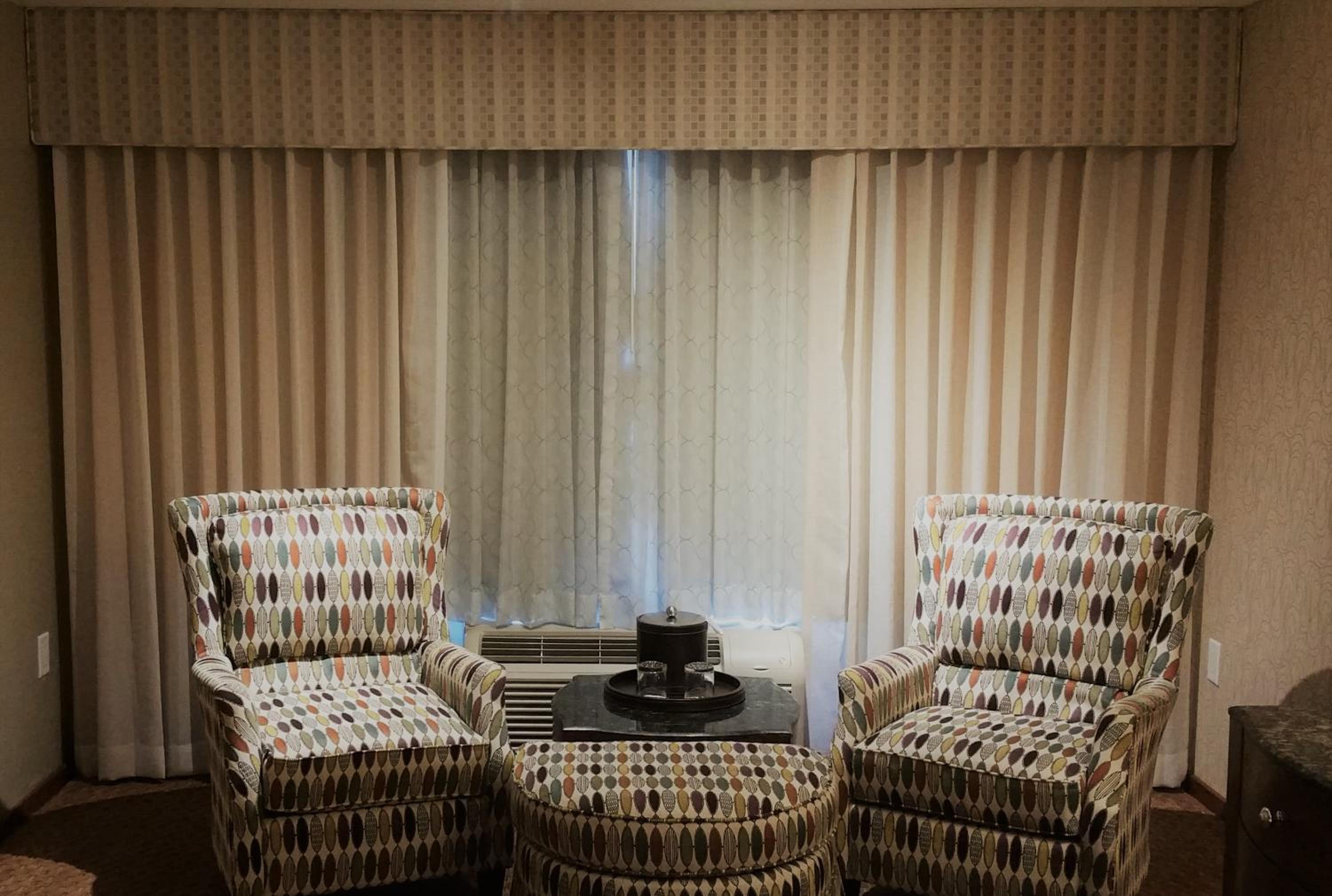 Queen Room with Two Queen Beds - Photo 4