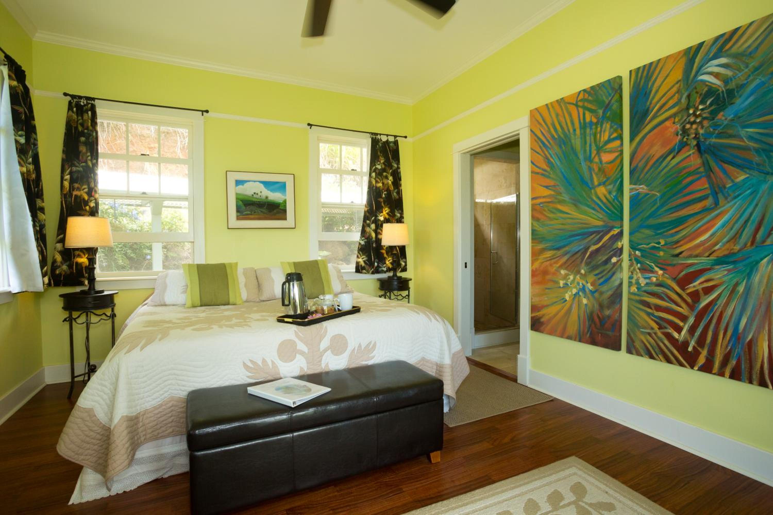 The Palms Room - One King Bed photo 1