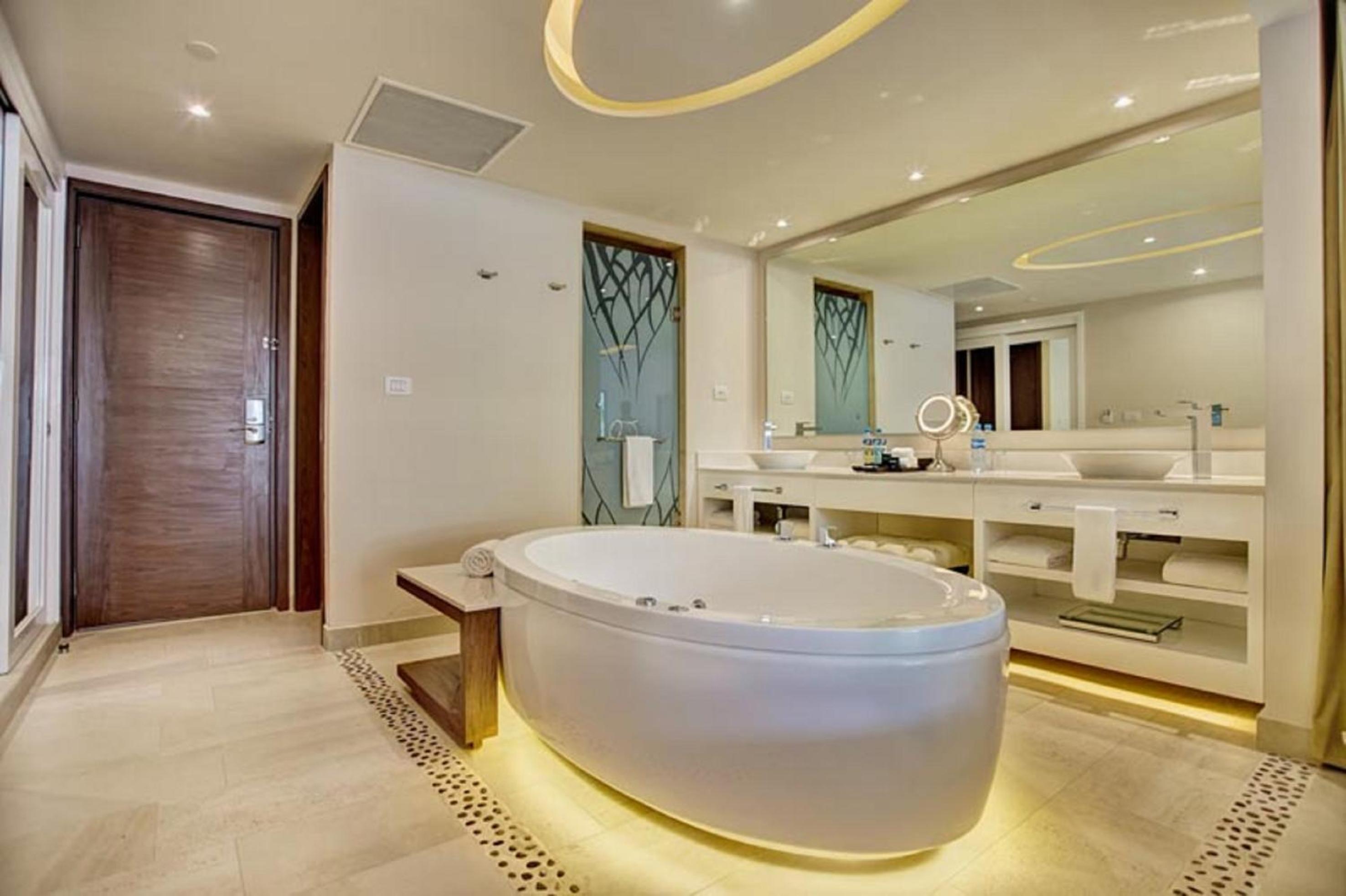 Luxury Junior Suite with Ocean View photo 3