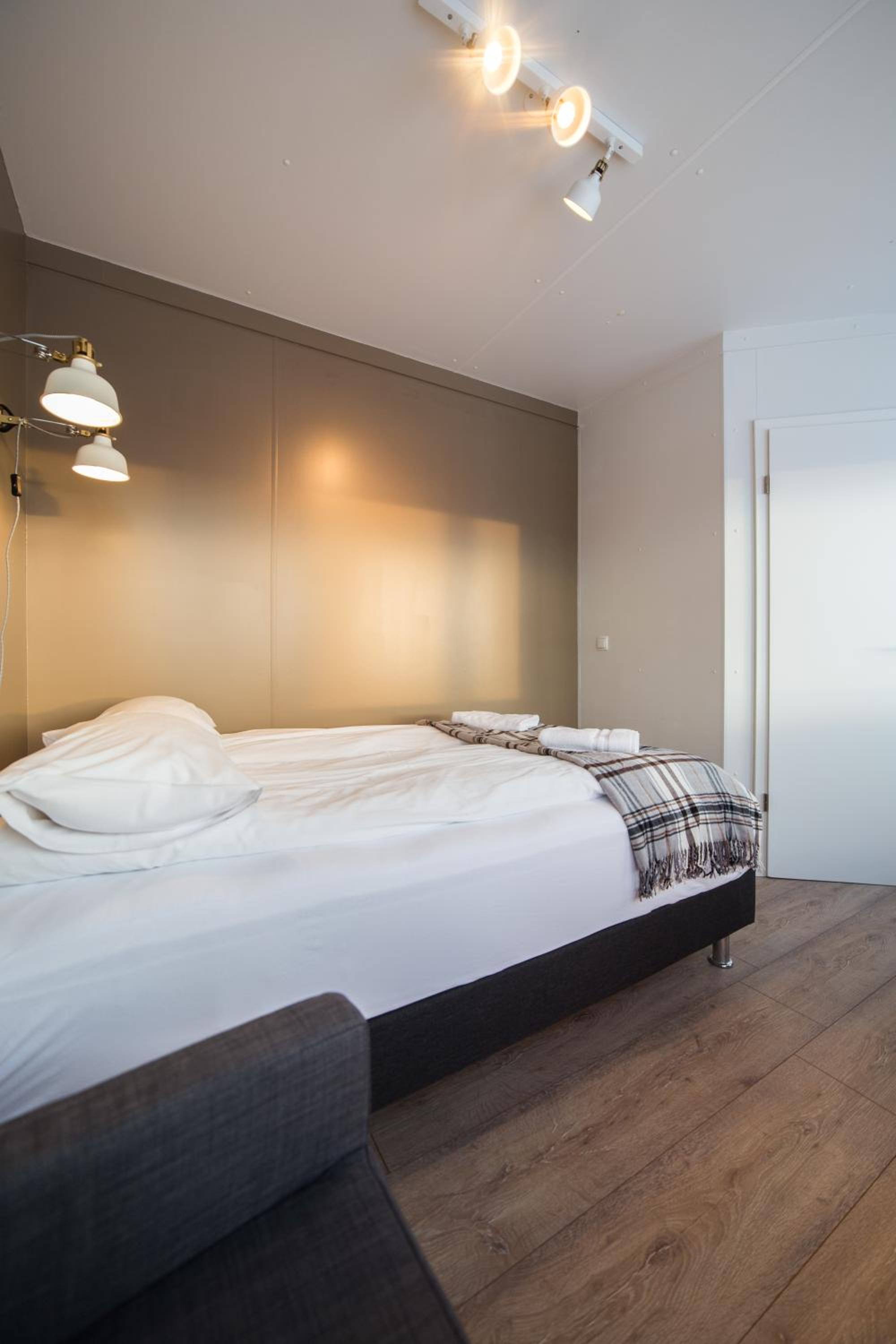 Economy Double Room with Crater View - Photo 6