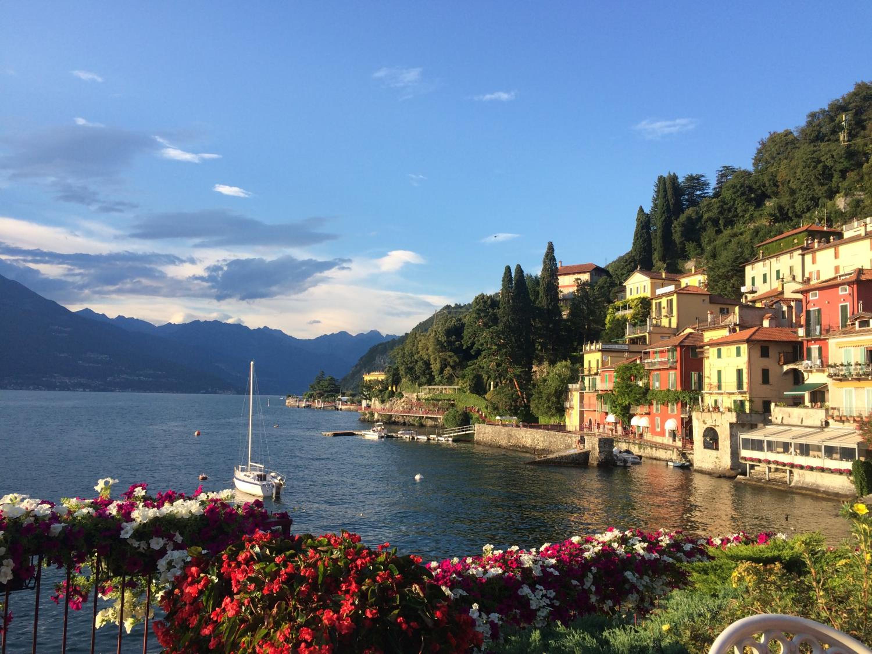 Five-Bedroom House photo 3