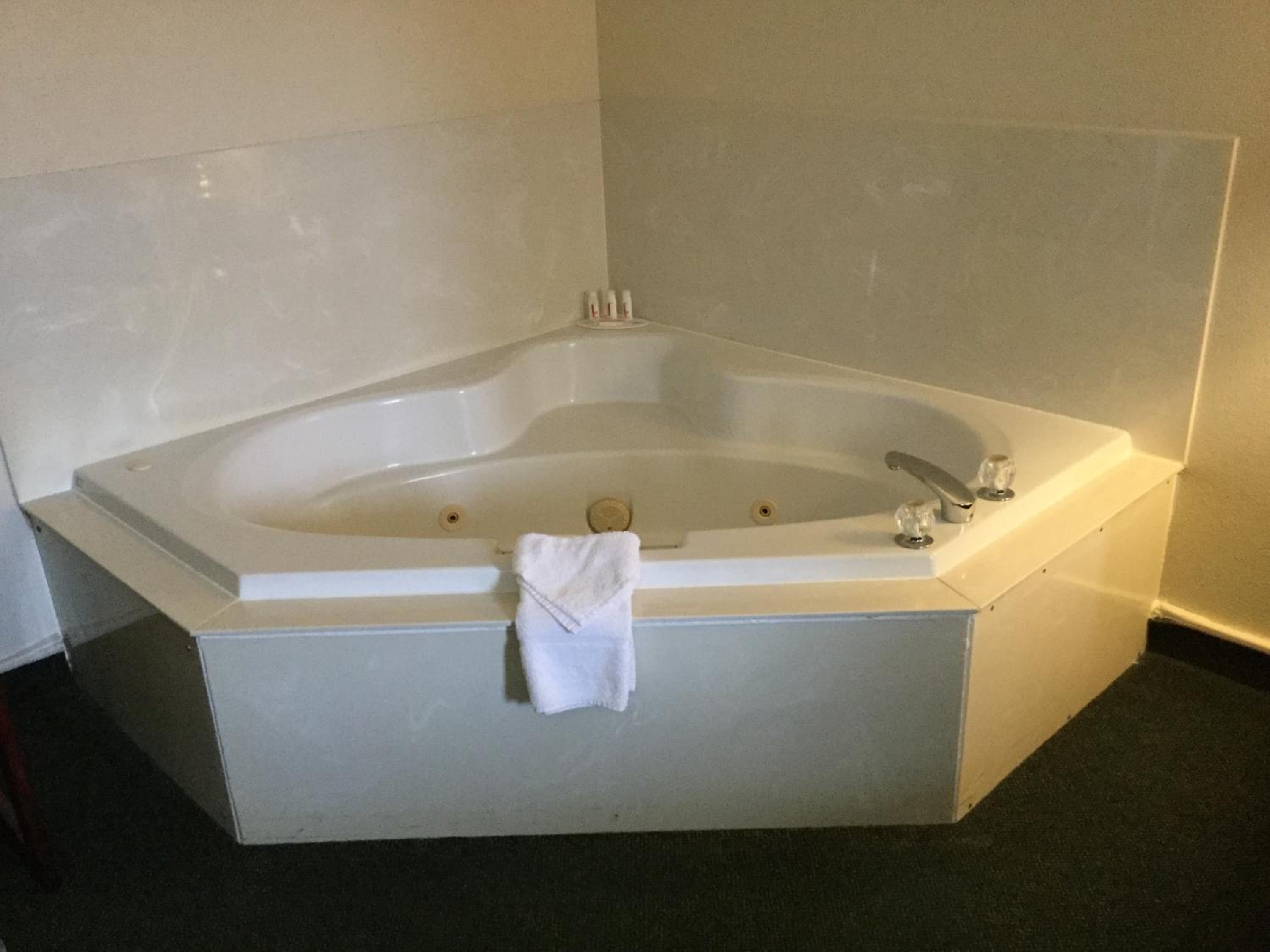 Jacuzzi King Suite - Non Smoking - Photo 3