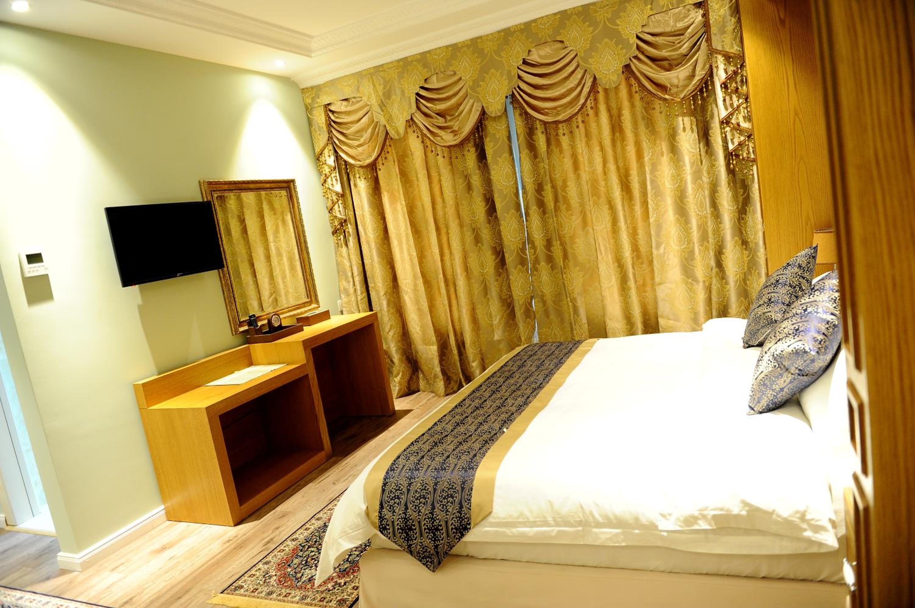 Deluxe Room (2 Adults + 1 Child)
