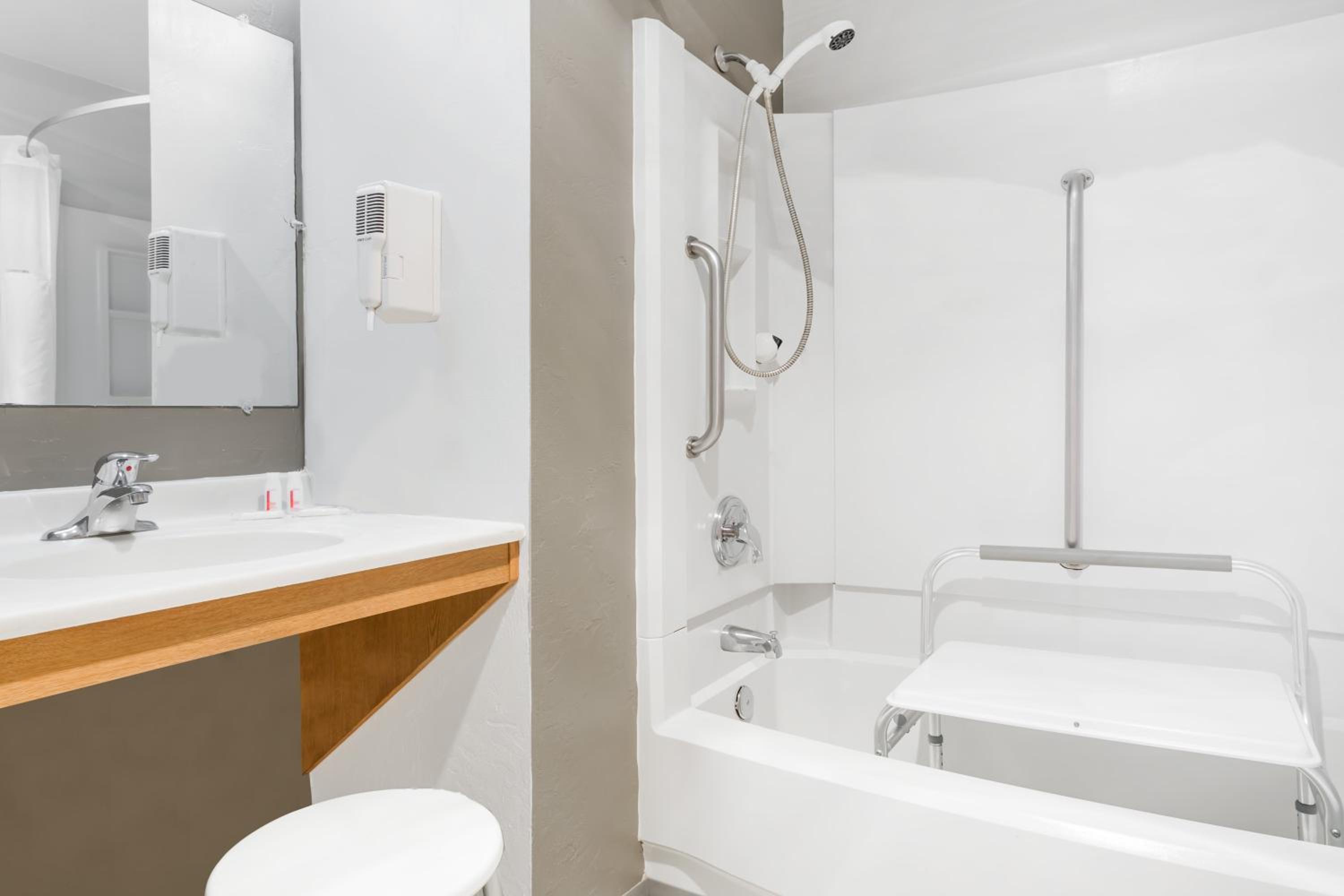 Queen Room - Disability Access/Non-Smoking - Photo 7