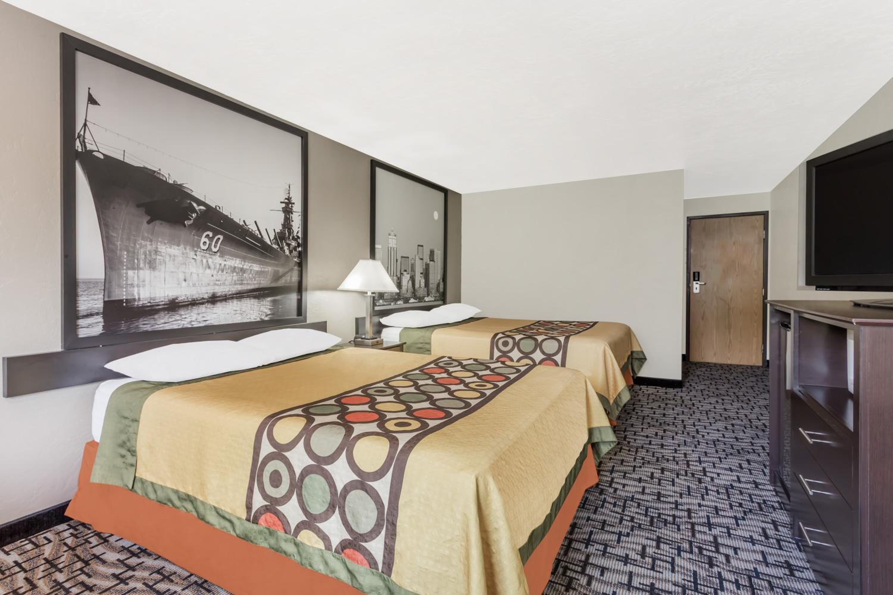 Queen Room with Two Queen Beds - Non-Smoking - Photo 3