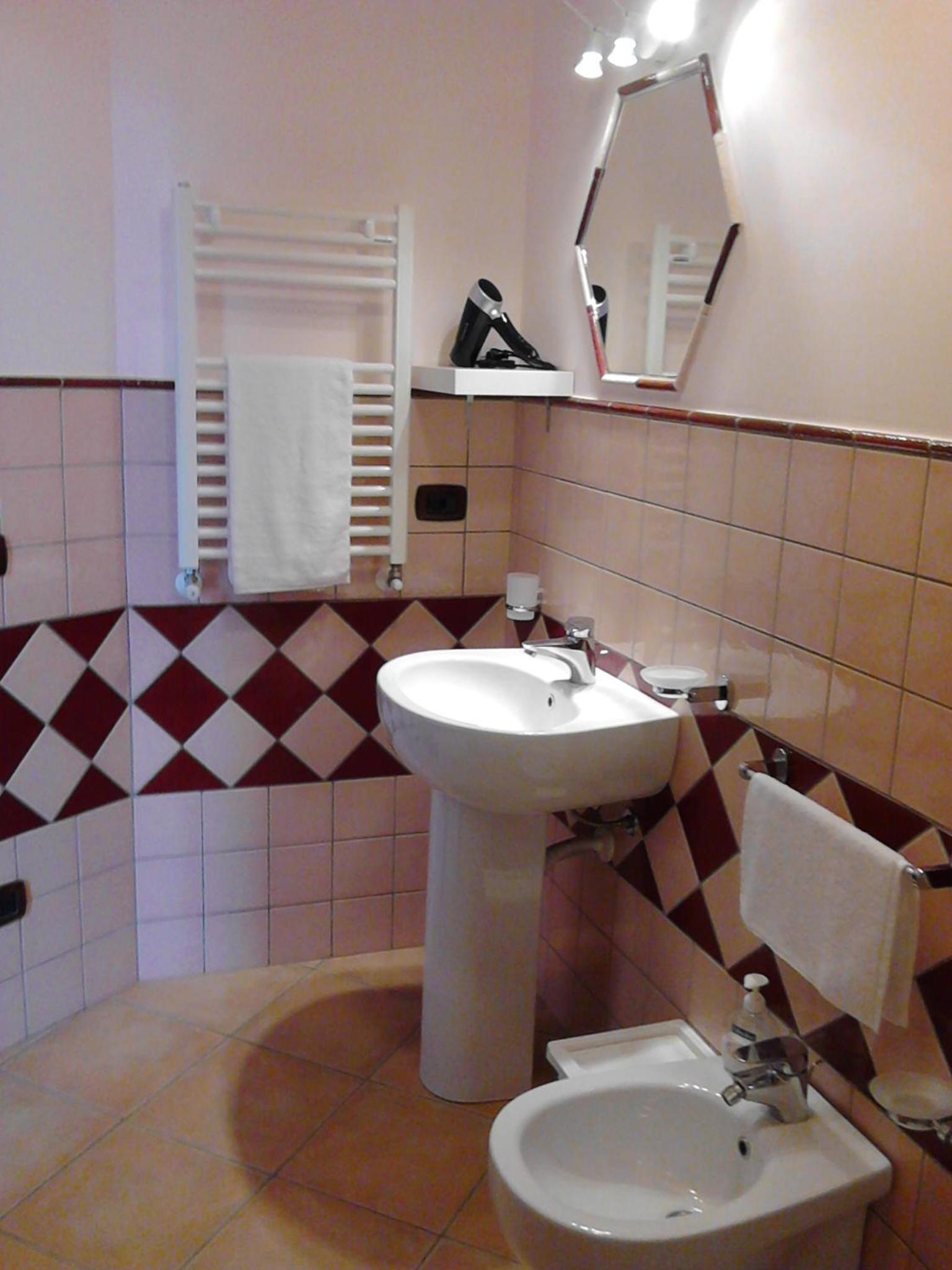 Double Room with Balcony - Photo 9