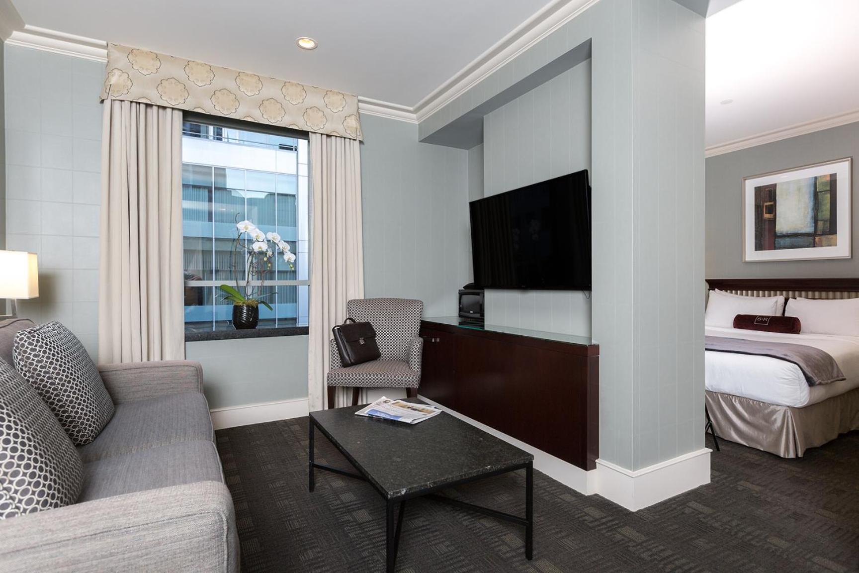Junior Queen Suite