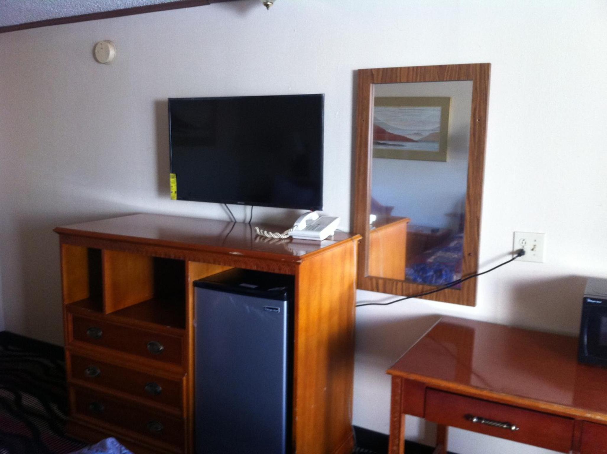 Queen Room with Two Queen Beds - Non-Smoking photo 1