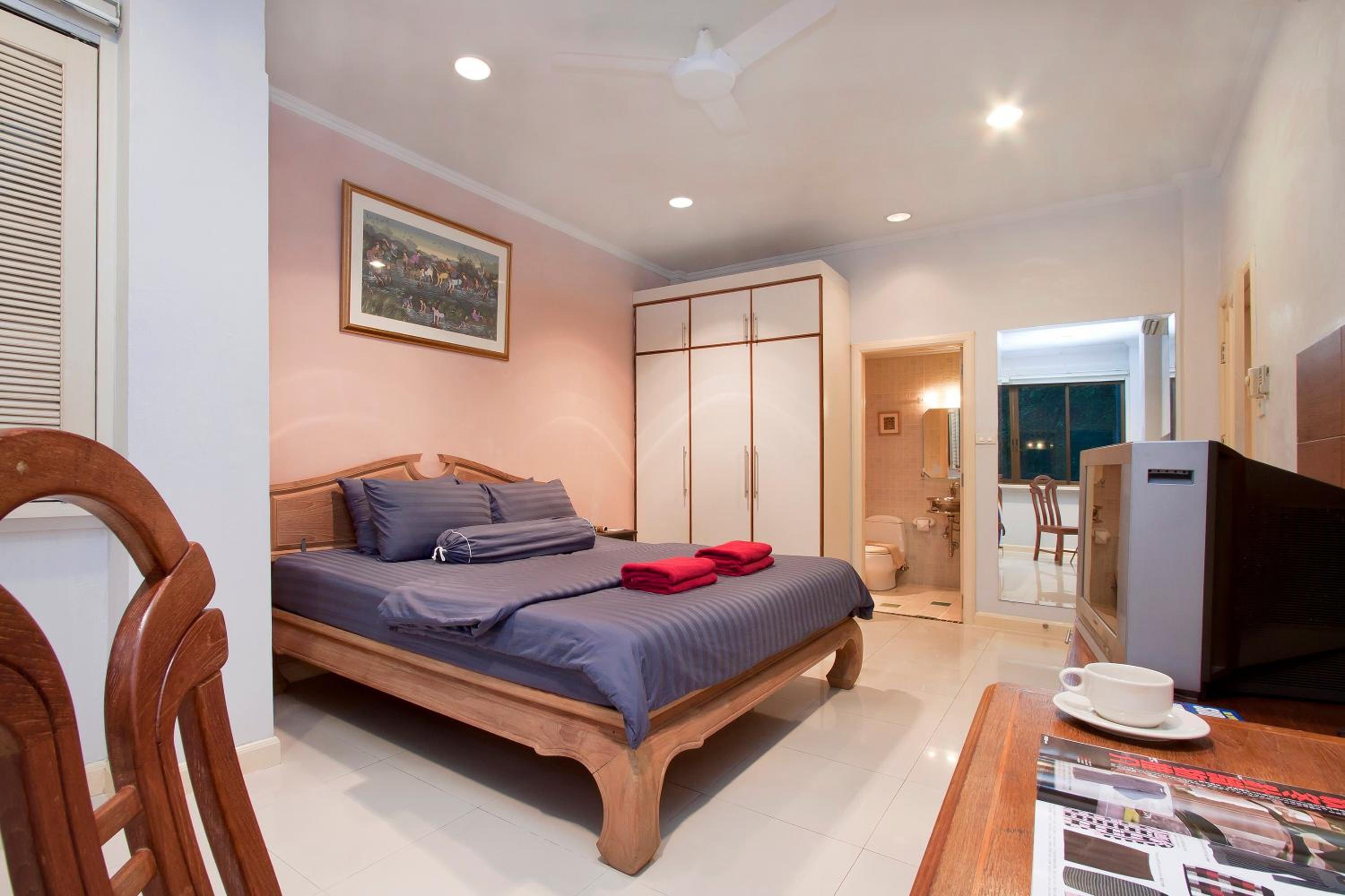 One-Bedroom Apartment photo 1