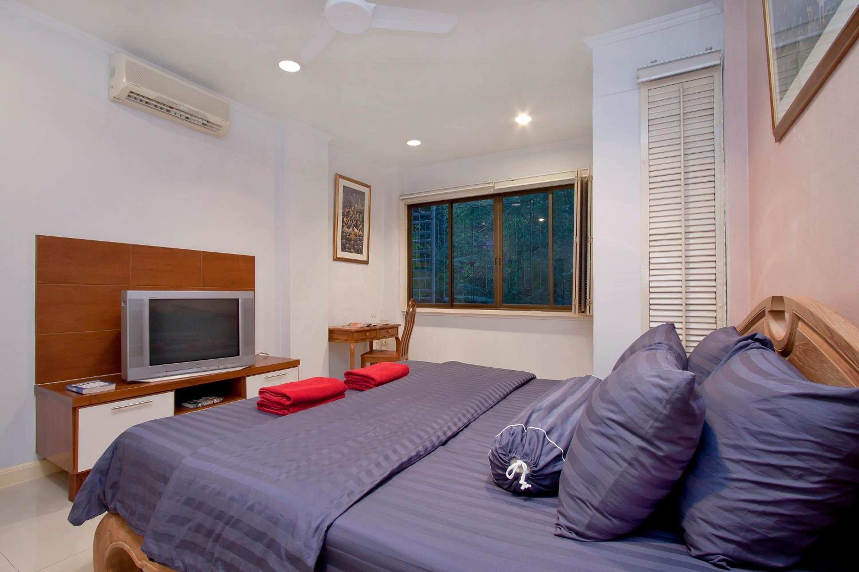 One-Bedroom Apartment photo 2