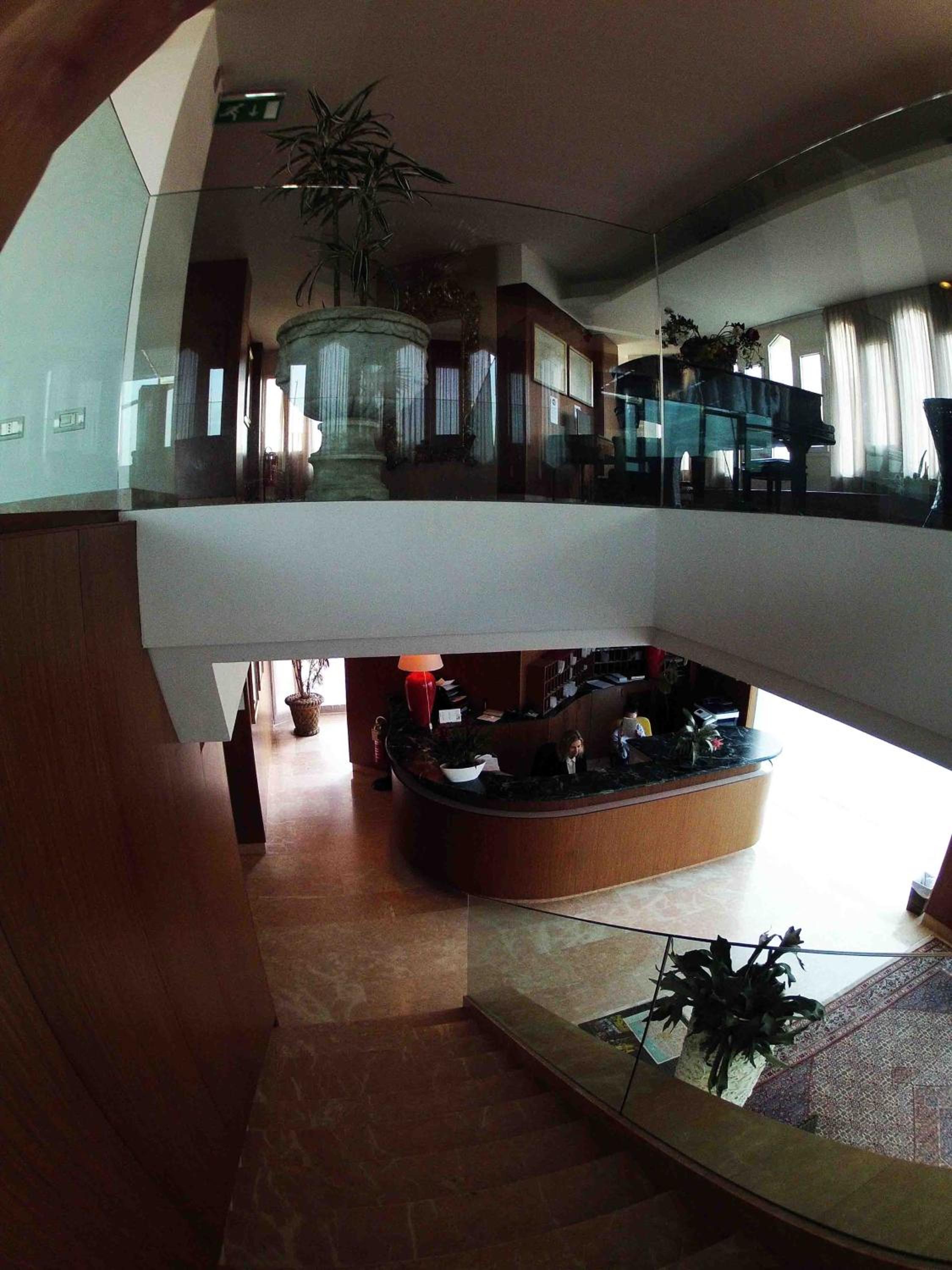 Double or Twin Room with Side Sea View - Photo 17