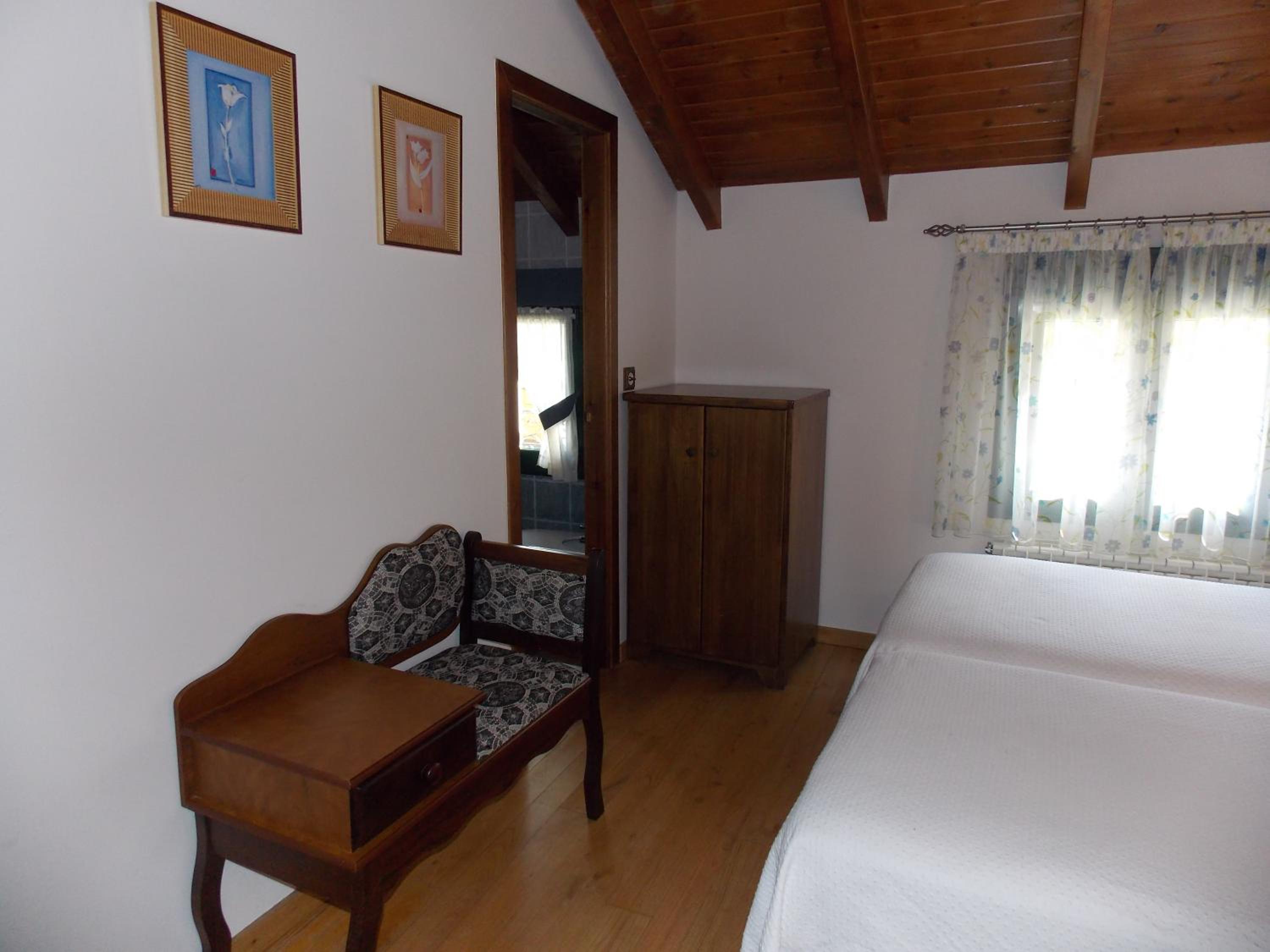 Twin Room with Bathroom - Photo 1