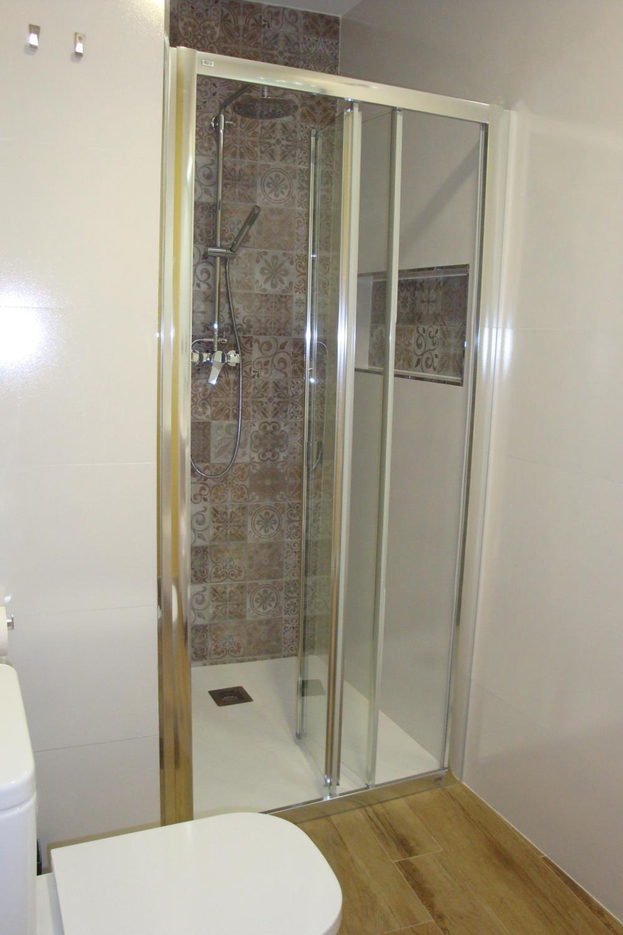 Twin Room with Private Bathroom - Photo 5