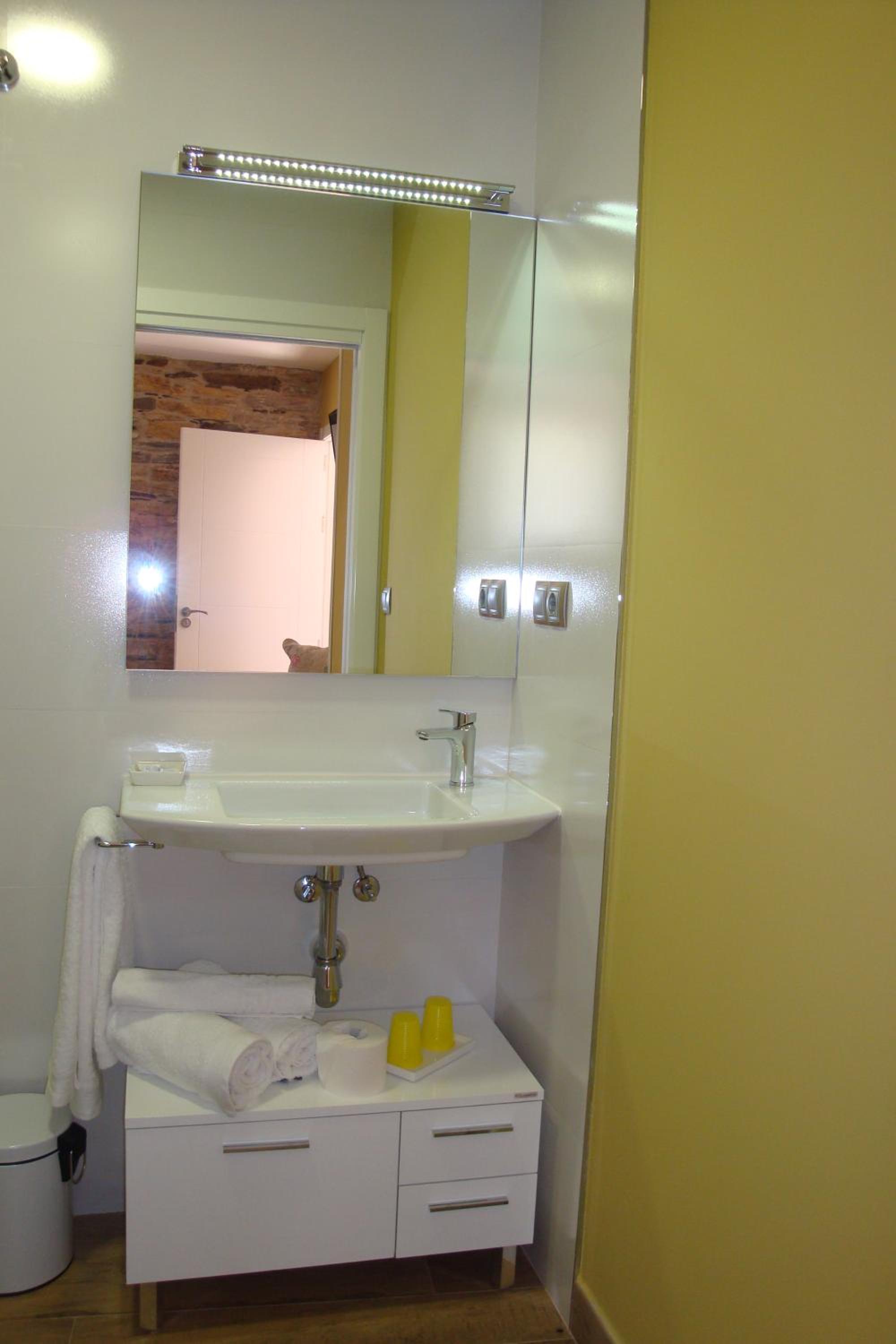 Twin Room with Private Bathroom - Photo 4