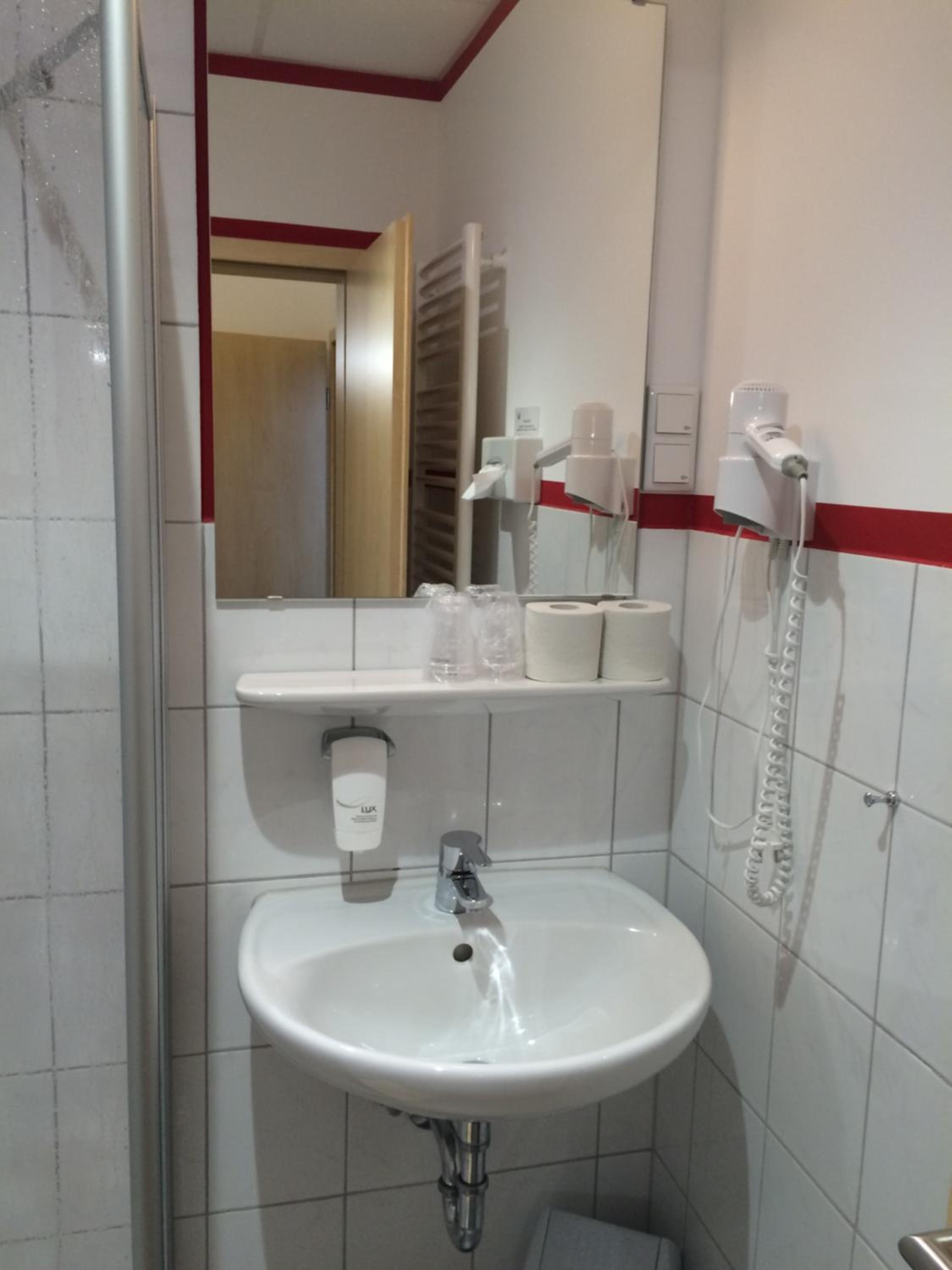 Single Room with Private Bathroom photo 3