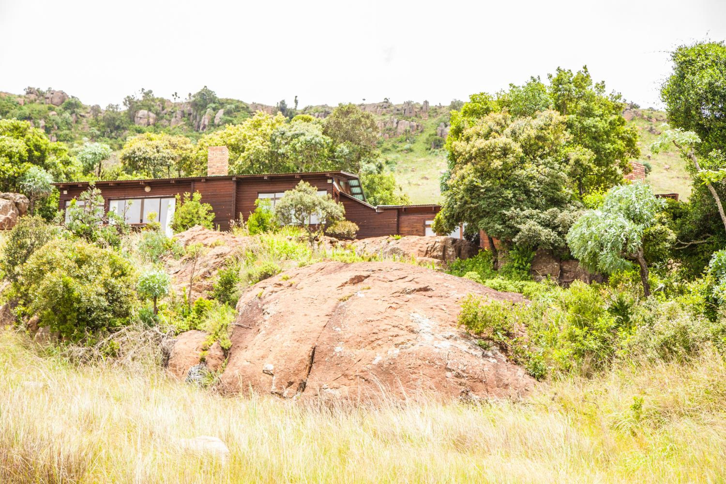 Six-Bedroom House - Photo 1
