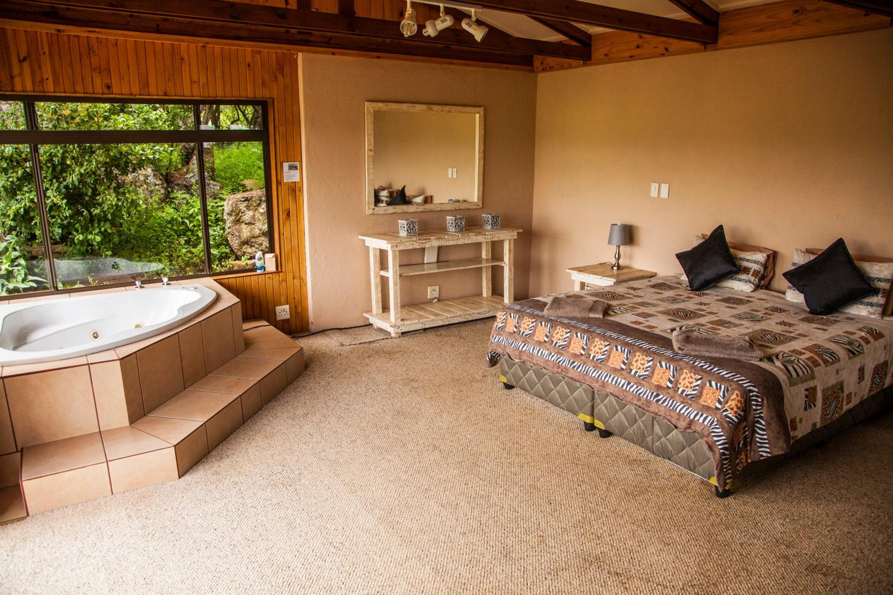 Six-Bedroom House - Photo 7