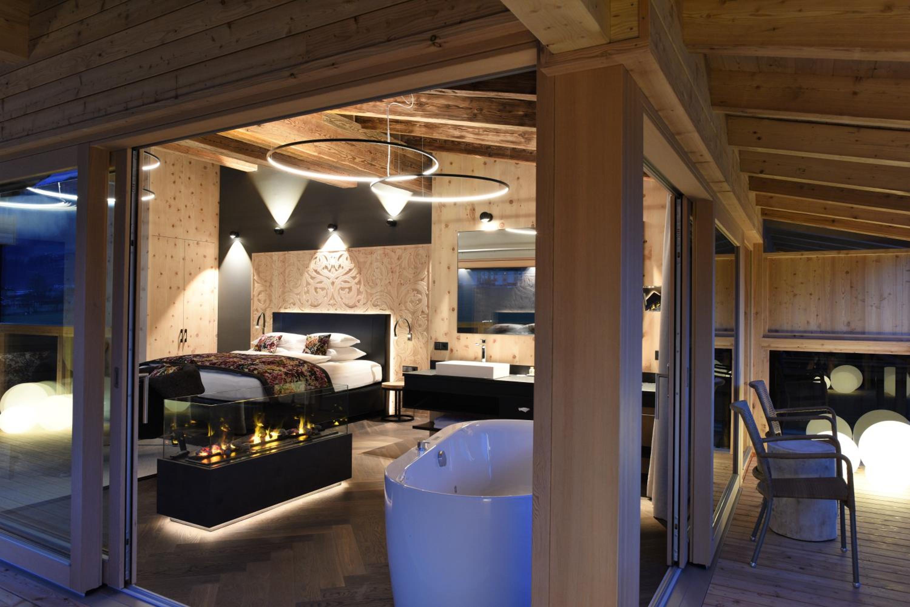 Deluxe Suite with Sauna and Whirlpool photo 2