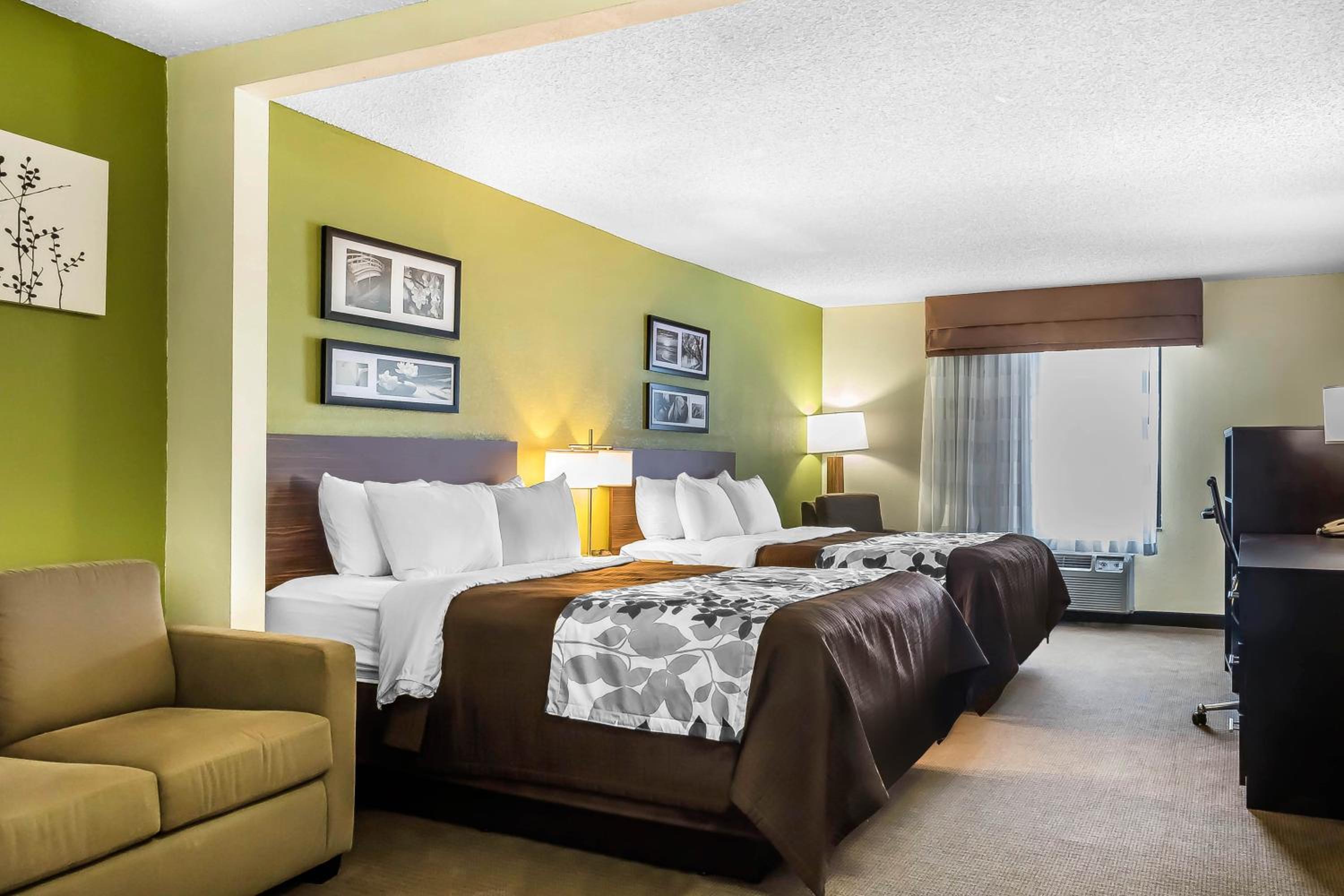 Queen Room with Two Queen Beds - Photo 3