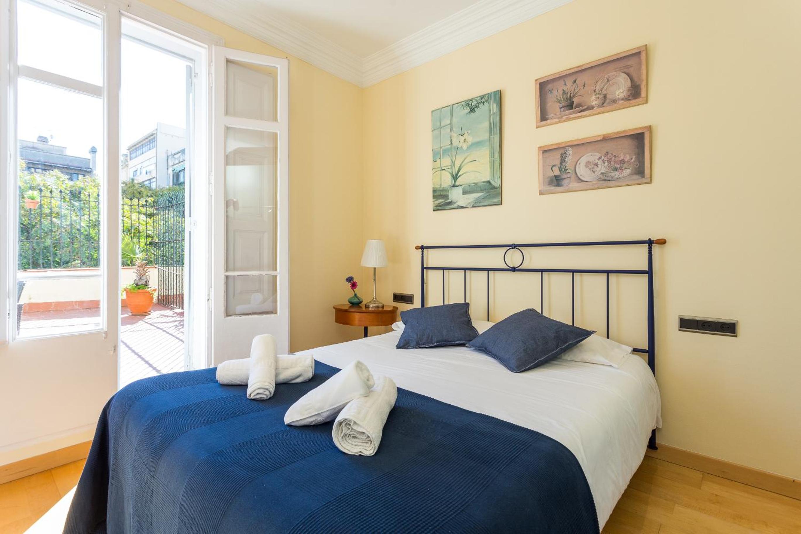 Apartamento de tres habitaciones con terraza.