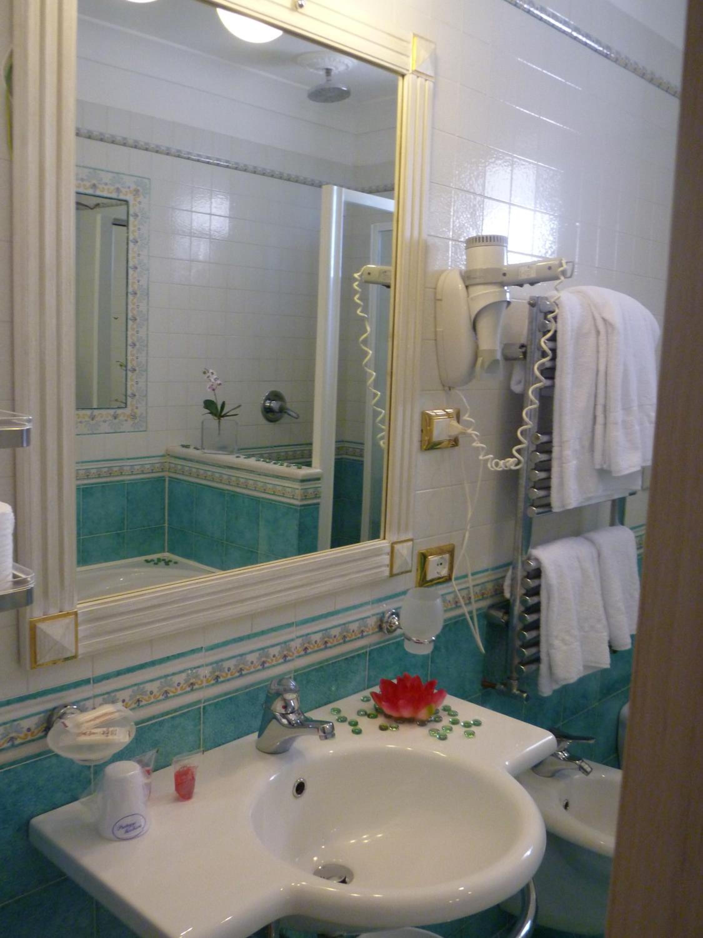 Double Room with Balcony - Photo 2