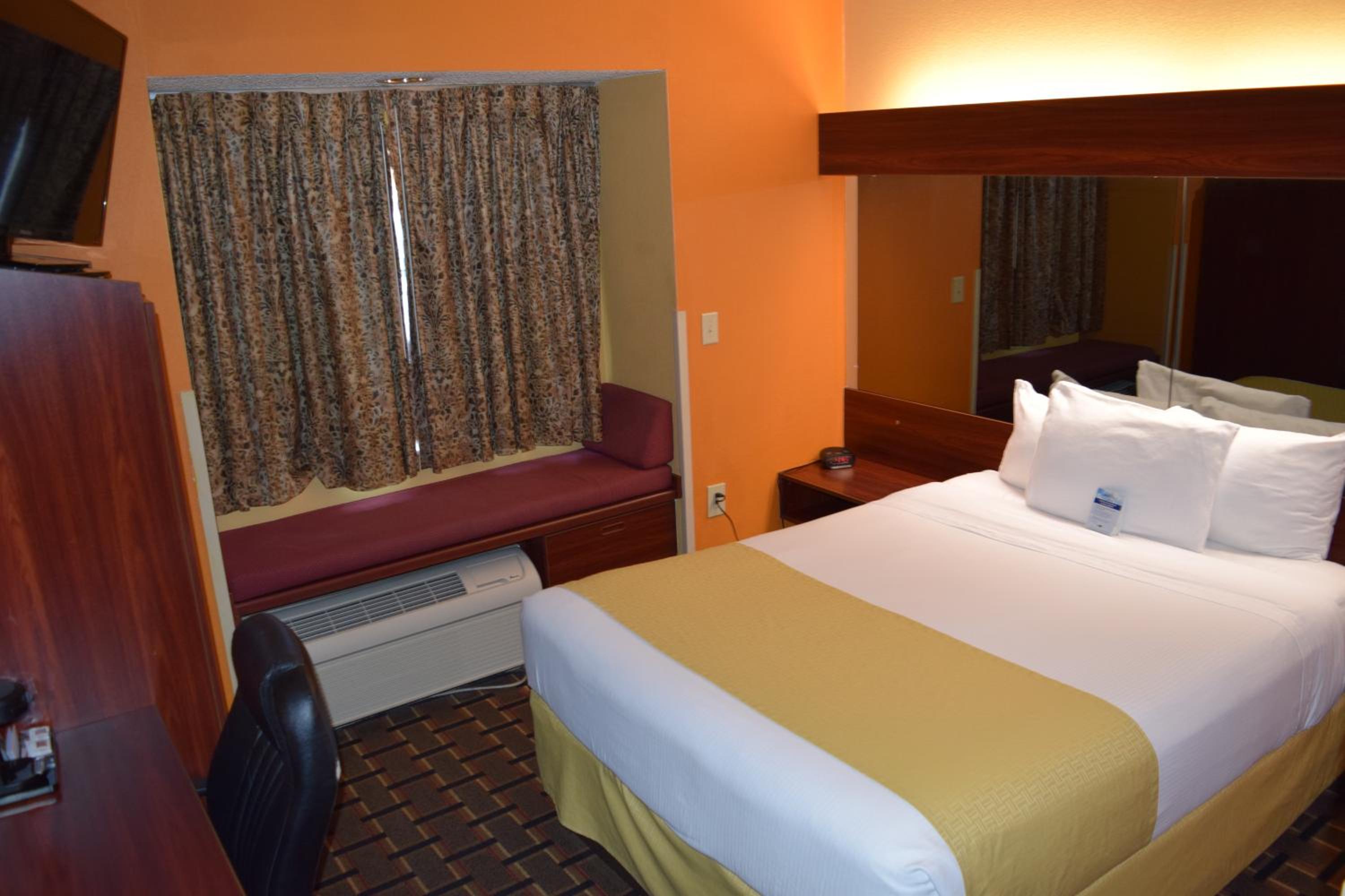 Queen Room - Non-Smoking - Photo 5