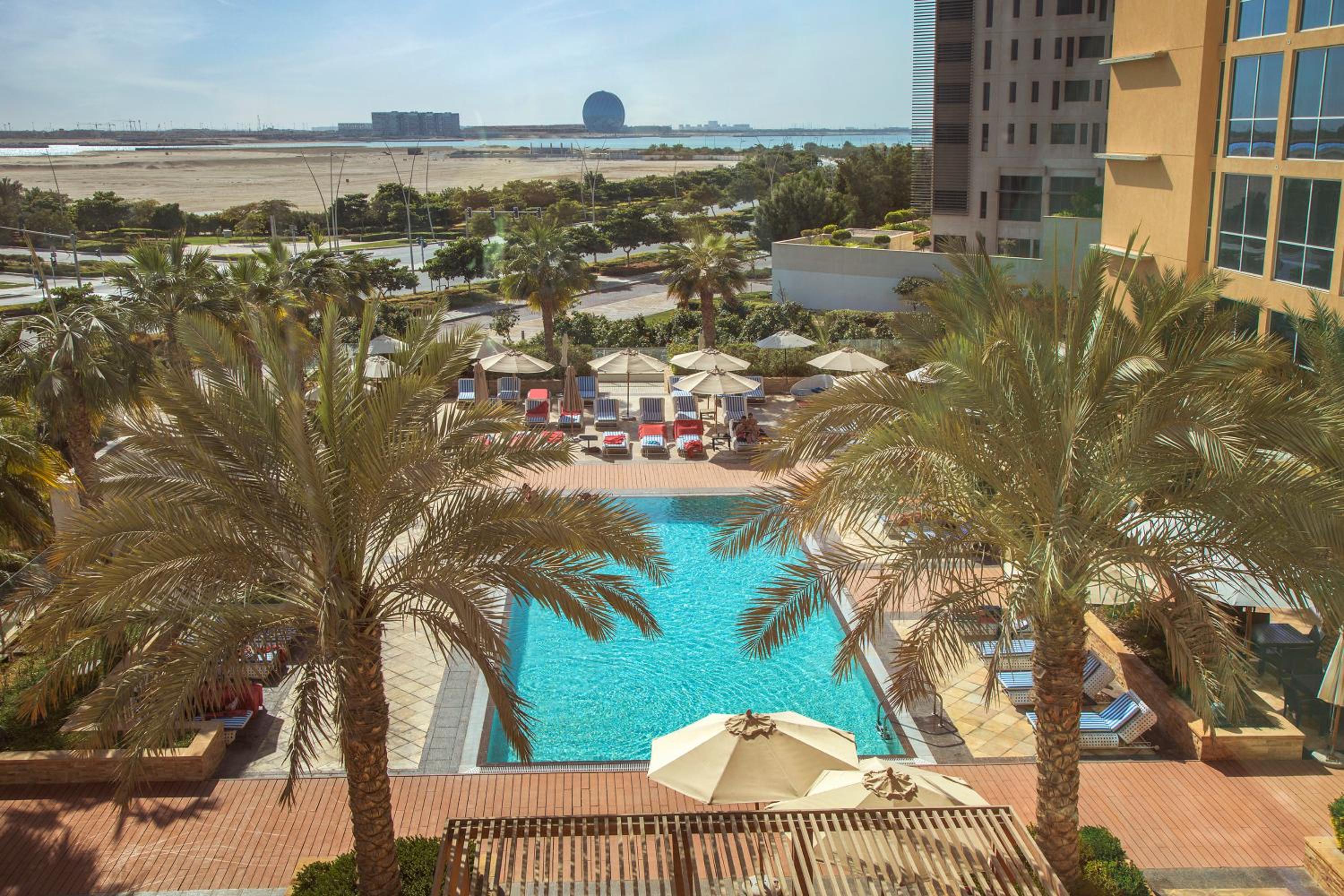 Centro Room Pool View – Queen Bed With Free Beach Access