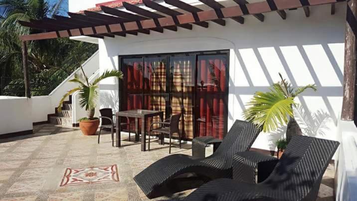 Deluxe Suite with Sea View - Photo 2