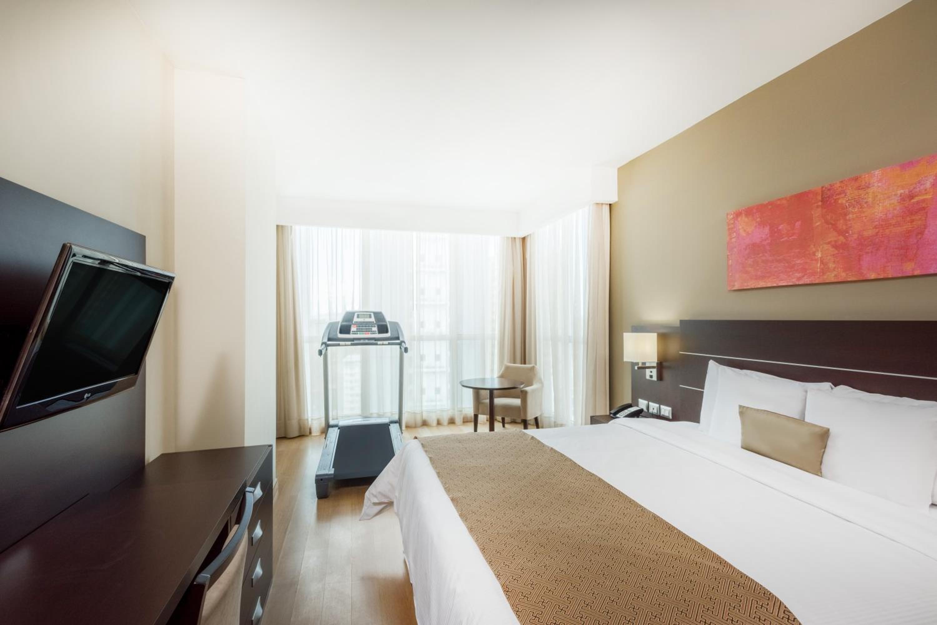 Deluxe Fitness King Room