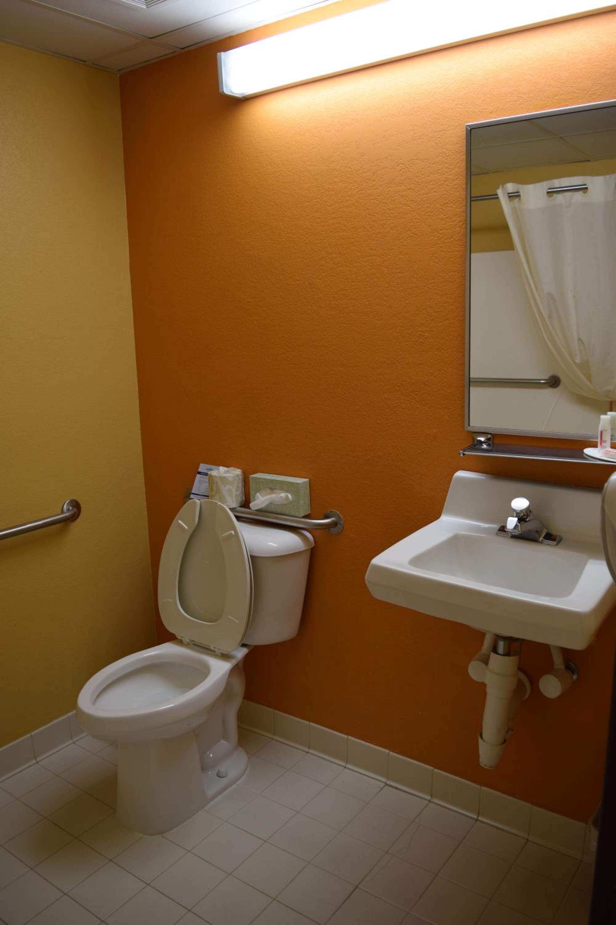 Queen Suite - Disability Access - Non-Smoking - Photo 7