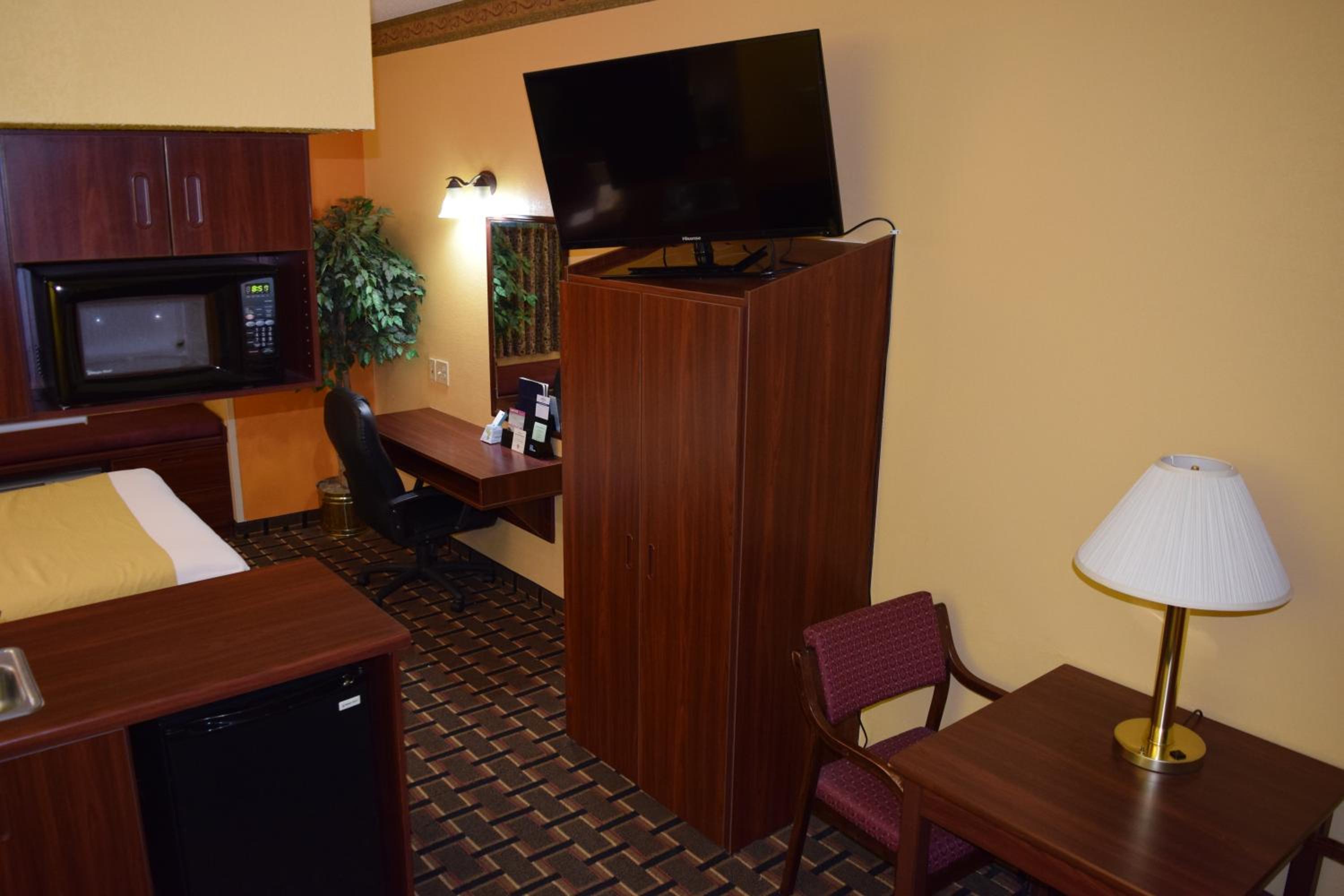 Queen Suite - Photo 8