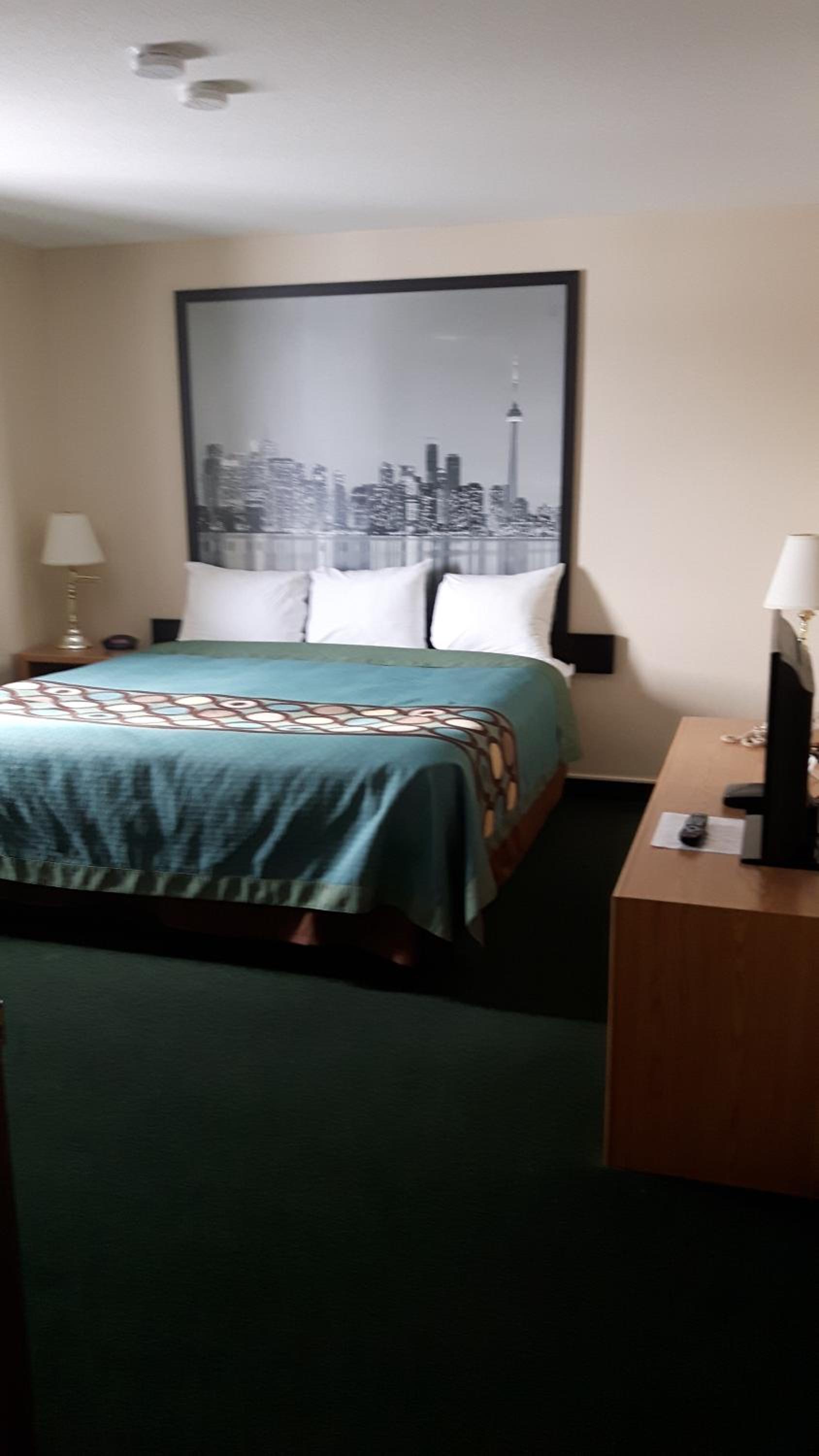 Deluxe King Suite - Non-Smoking - Photo 2